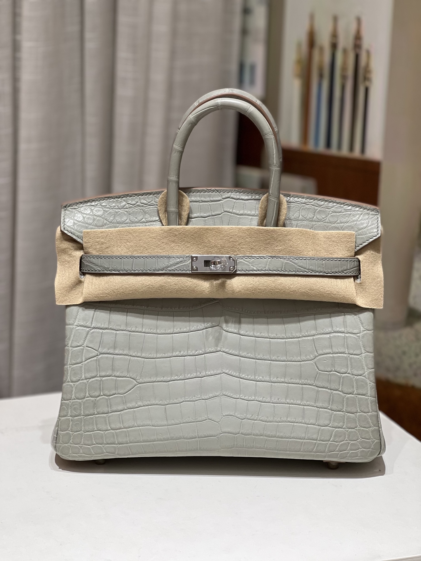 NO:698588,Platinum 25CM. Pearl gray silver buckle. Imported Nile crocodile real shot texture, 3 fish matching version Z!  Hand-sewn with wax thread!  Pure steel hardware!  ,Hermes,hermes,Hermes,19860909铂金25CM. 珍珠灰银扣 进口尼罗鳄实拍现货纹理,3条鱼对版Z！蜡线手工缝制！纯钢五金！,爱马仕,hermes,Hermes,,Bag
