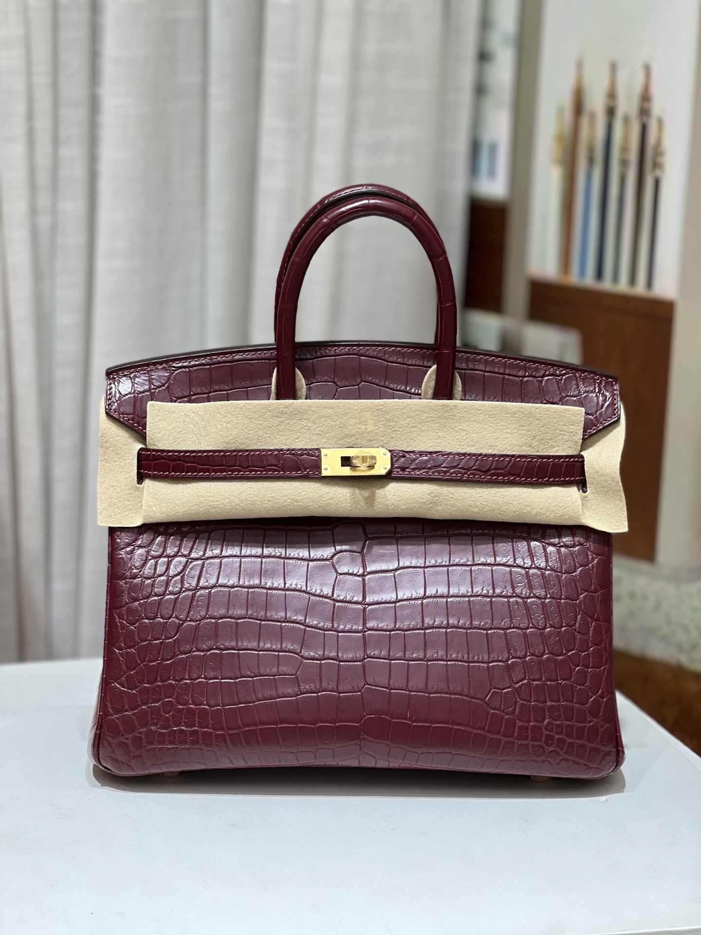 NO:698586,Platinum 25CM. Burgundy gold buckle. Imported Nile crocodile real shot texture, 3 fish on the Z version!  Hand-sewn with wax thread!  Pure steel hardware!  ,Hermes,hermes,Hermes,19860909铂金25CM. 酒红色 金扣 进口尼罗鳄实拍现货纹理,3条鱼对版Z！蜡线手工缝制！纯钢五金！,爱马仕,hermes,Hermes,,Bag