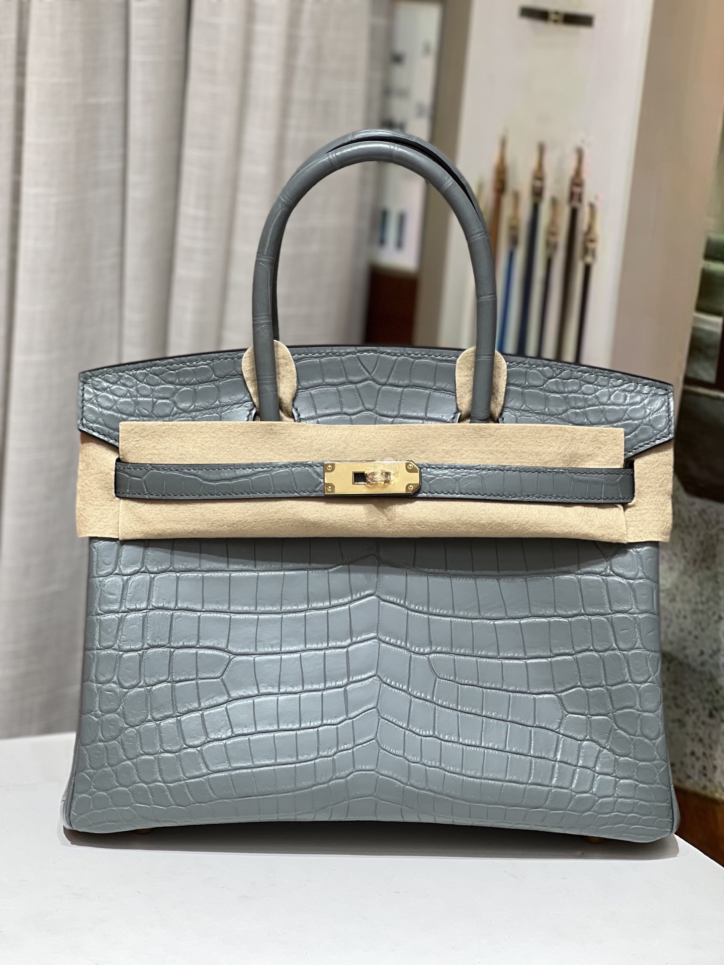 NO:698574,Platinum 30CM. Gold buckle, imported matte Nile crocodile, top-quality hand-stitched in stock, real shot of 3 fishes synchronized with version counter, full set of hand-made nails, Hermes, Hermes, Hermes,19860909铂金30CM. 金扣 进口雾面尼罗鳄 顶级手缝现货 实拍3条鱼对版专柜同步 全套手工钉,爱马仕,hermes,Hermes,,Bag