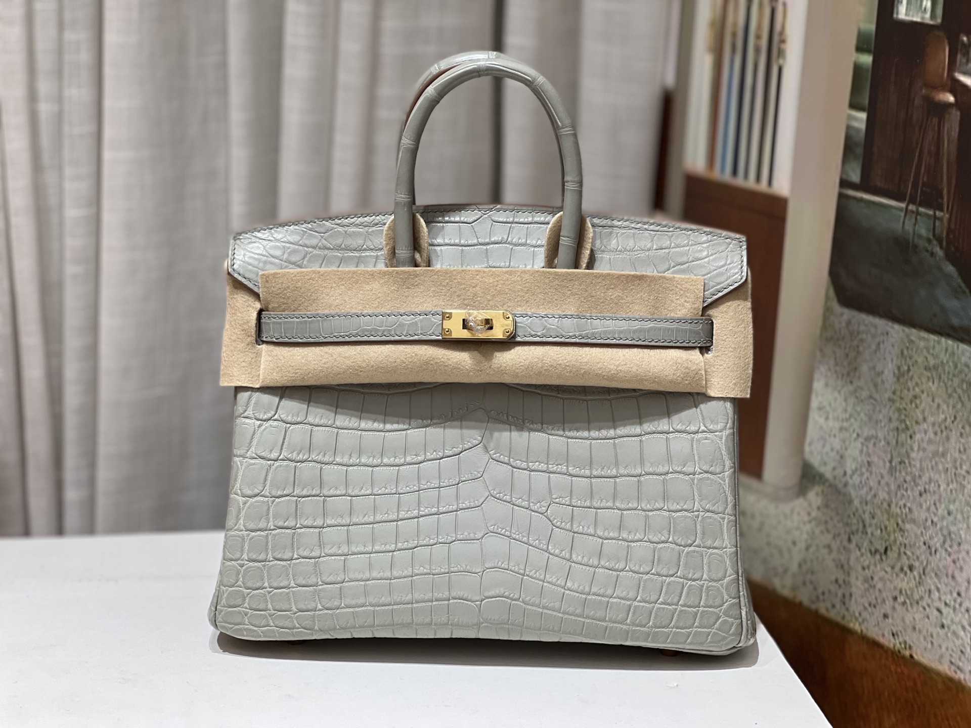 NO:698584,Platinum 25CM. Pearl gray gold buckle. Imported matte Nile crocodile. Top-quality hand-stitched in stock. Real-shot texture. Synchronized with version counter. Full set of hand-made nails, Hermes, Hermes, Hermes.19860909铂金25CM. 珍珠灰金扣 进口雾面尼罗鳄 顶级手缝现货 实拍纹理 对版专柜同步 全套手工钉,爱马仕,hermes,Hermes,,Bag