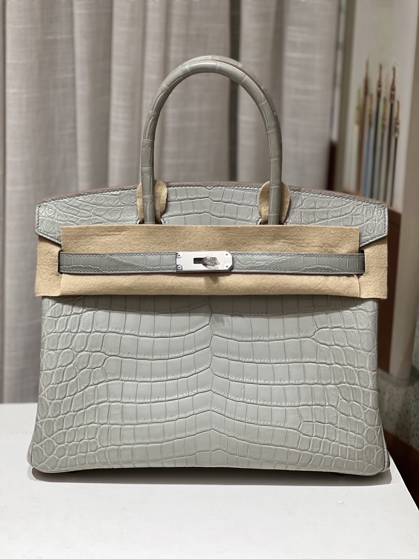 NO:698577,Platinum 30CM. Pearl gray silver buckle. Imported matte Nile crocodile. Top-quality hand-stitched in stock. Real shot of 3 fish synchronized with version counter. Full set of hand-made nails, Hermes, Hermes, Hermes.19860909铂金30CM. 珍珠灰银扣 进口雾面尼罗鳄 顶级手缝现货 实拍3条鱼对版专柜同步 全套手工钉,爱马仕,hermes,Hermes,,Bag