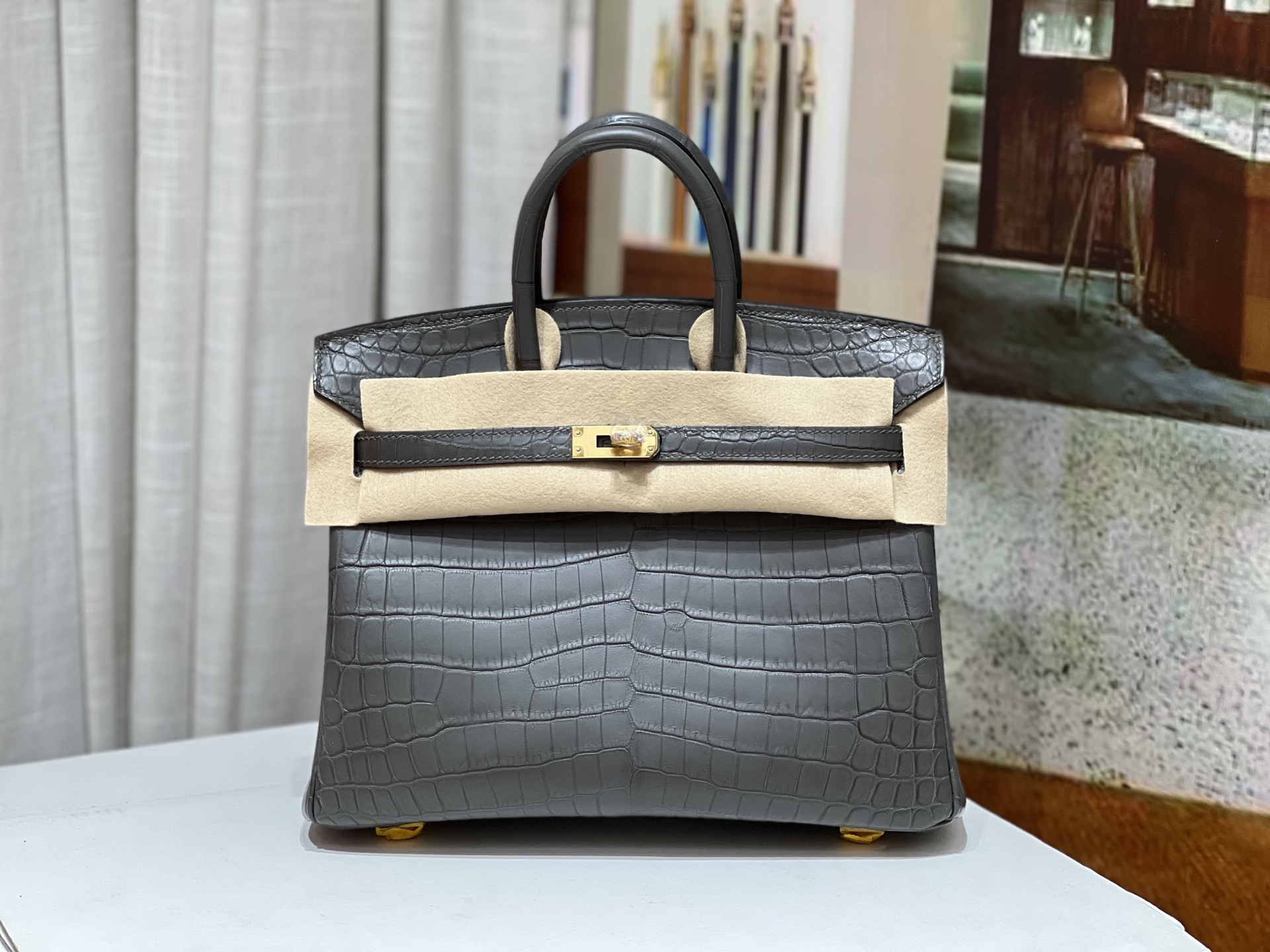 NO:698590,Platinum 25 gray gold buckle, imported matte Nile crocodile, top-quality hand-stitched ready stock, real shot of 3 fish synchronized with version counter, full set of hand-made nails, Hermes, Hermes, Hermes,19860909铂金25 灰色金扣 进口雾面尼罗鳄 顶级手缝现货 实拍3条鱼对版专柜同步 全套手工钉,爱马仕,hermes,Hermes,,Bag