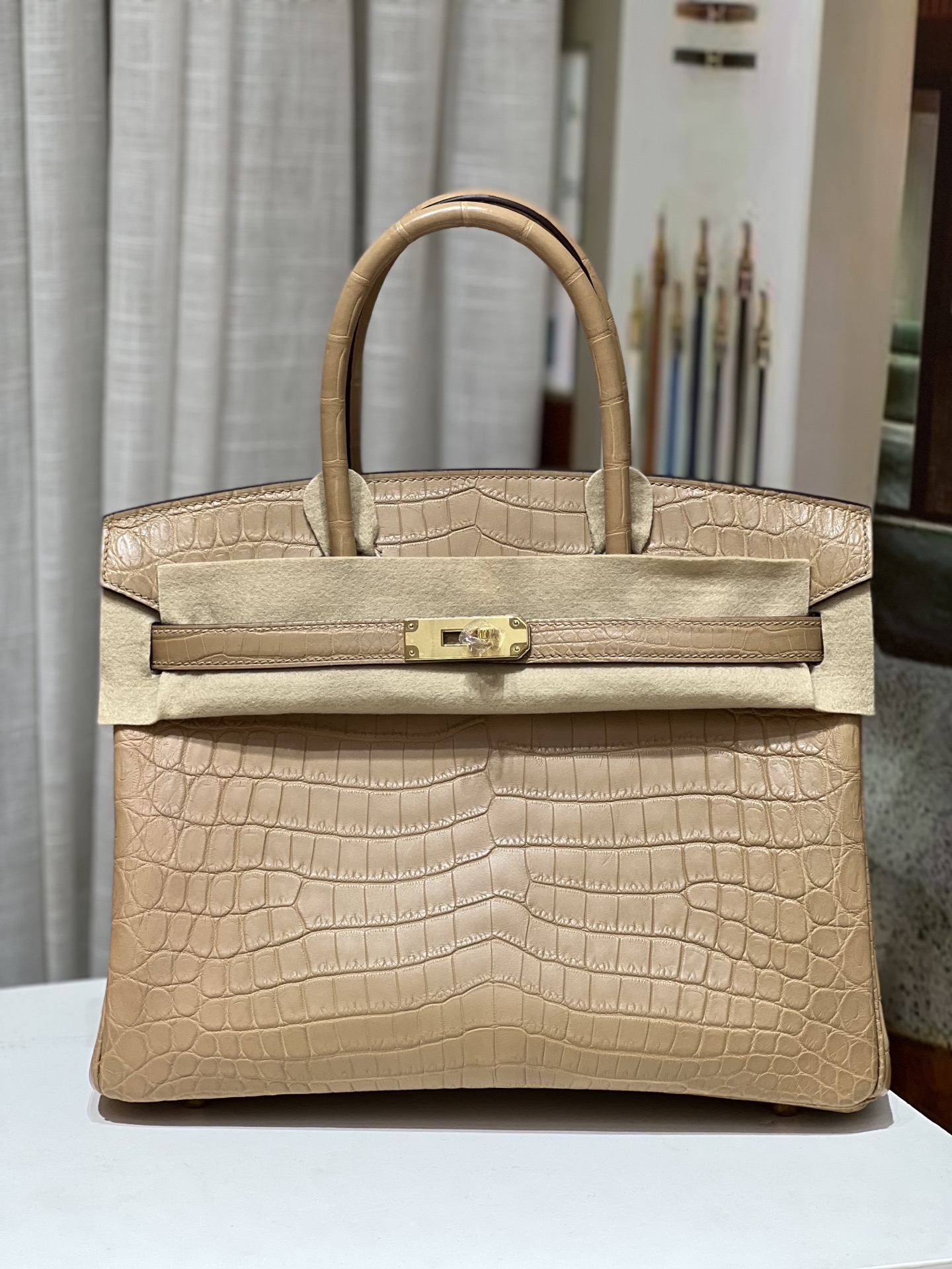 NO:698581,Platinum 30CM. Milk tea color gold buckle. Imported matte Nile crocodile. Top-quality hand-stitched in stock. Real shot of 3 fishes synchronized with version counter. Full set of hand-made nails, Hermes, Hermes, Hermes,19860909铂金30CM. 奶茶色金扣 进口雾面尼罗鳄 顶级手缝现货 实拍3条鱼对版专柜同步 全套手工钉,爱马仕,hermes,Hermes,,Bag