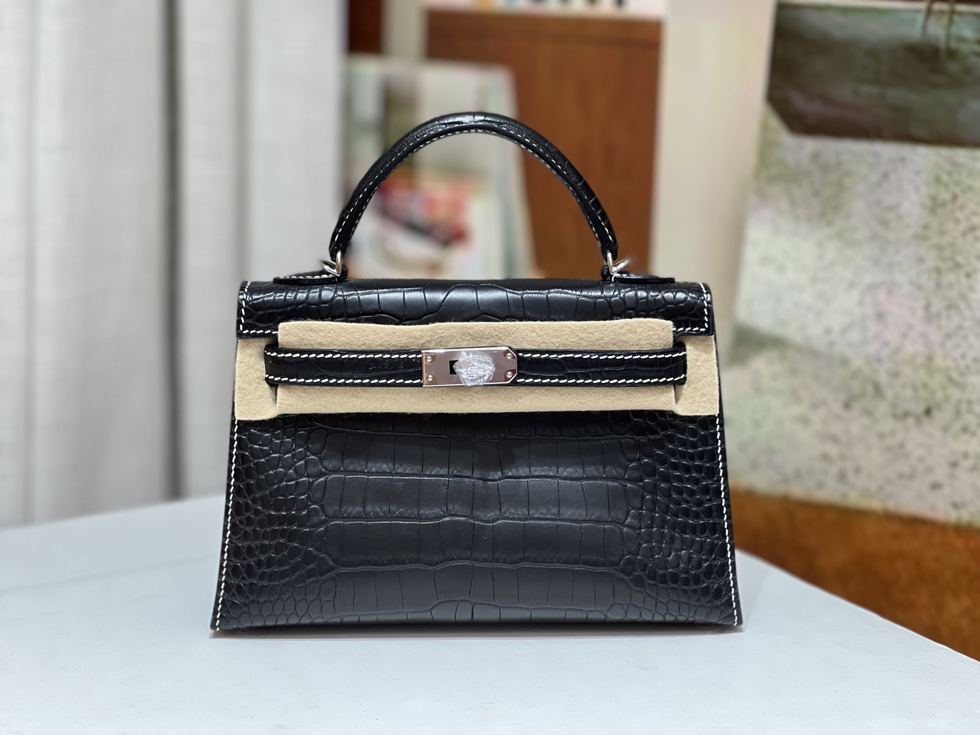 NO:698329,Black silver buckle, white wax thread 2, Kelly second generation 19CM. Made of imported water-dyed American crocodile, pattern cutting, sheepskin lining imported from Italy, top hand sewing, full set of hand-made nails, real stock texture, Hermes, hermes, sheepskin, Hermes,19860909黑色银扣 白色蜡线2 凯莉二代19CM.进口水染美洲鳄制作,对版开料,意大利进口羊皮内里,顶级手缝 全套手工钉 实拍现货纹理,爱马仕,hermes,sheepskin,Hermes,,Bag