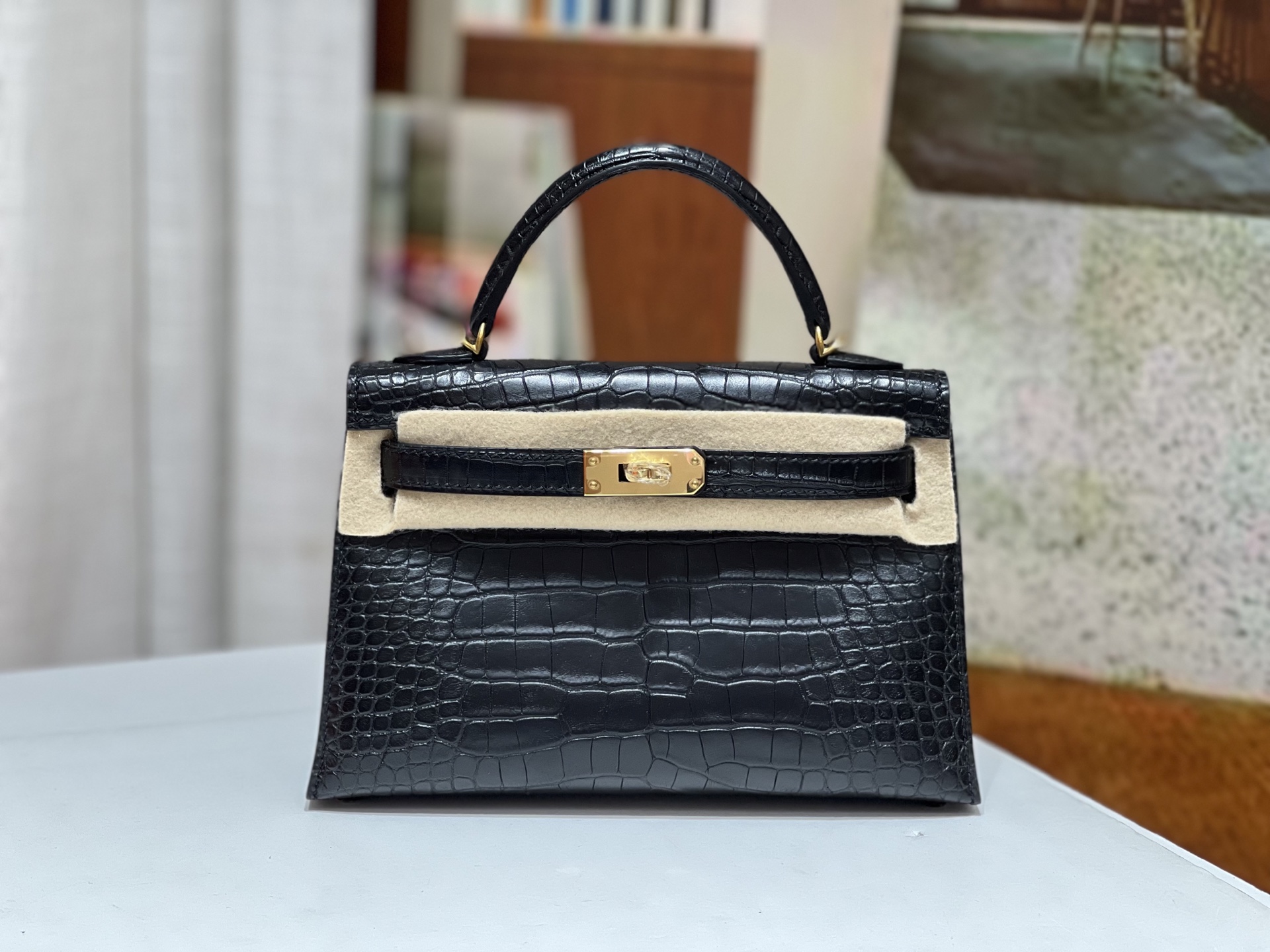 NO:698327,Black gold buckle Kelly second generation 19CM. Made of imported water-dyed American crocodile, cut to pattern, imported sheepskin lining from Italy, top hand sewing, full set of hand-made nails, real-shot texture, Hermes, hermes, sheepskin, Hermes,19860909黑色金扣 凯莉二代19CM.进口水染美洲鳄制作,对版开料,意大利进口羊皮内里,顶级手缝 全套手工钉 实拍现货纹理,爱马仕,hermes,sheepskin,Hermes,,Bag