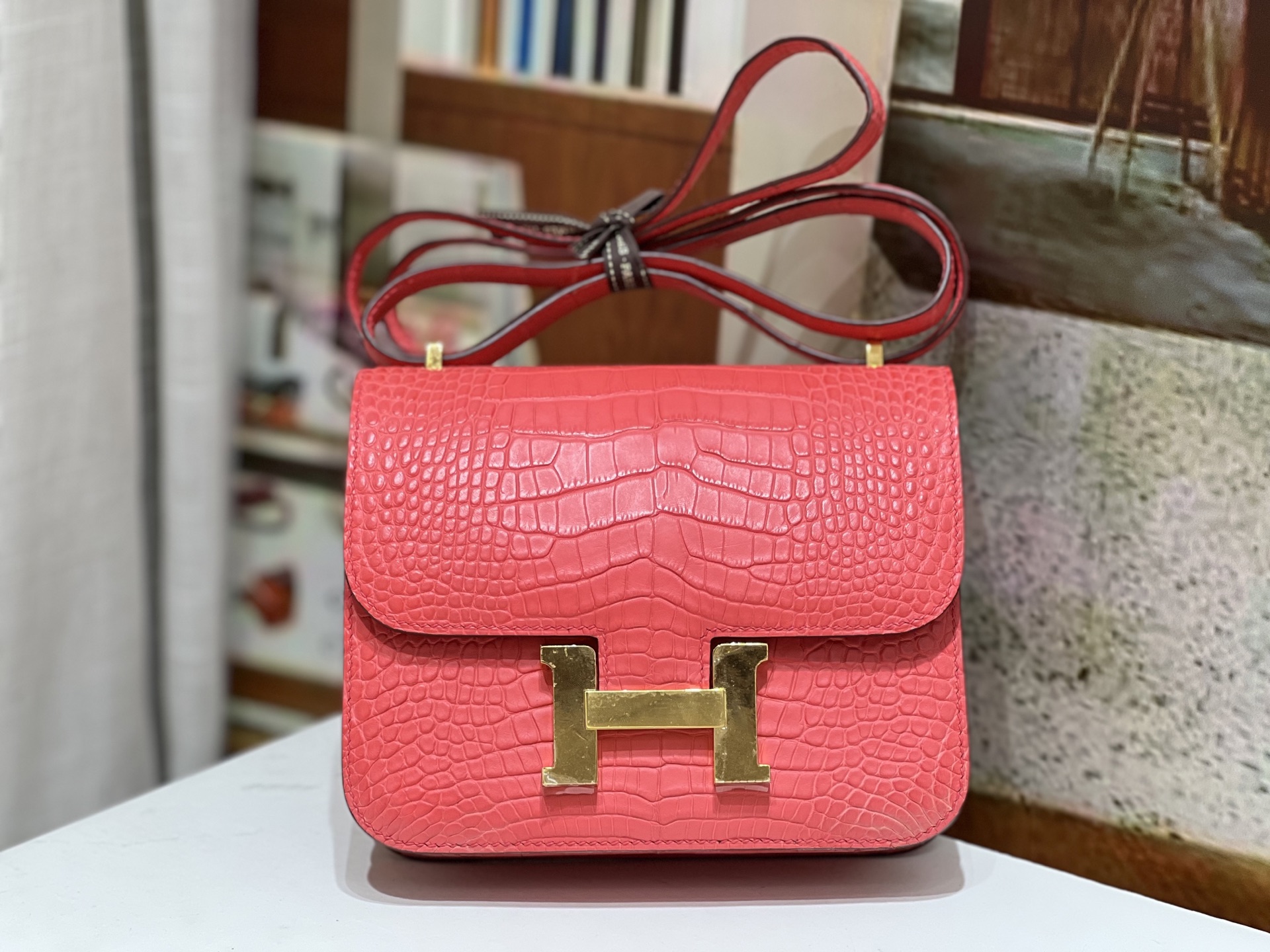NO:699796,Kangkang 19CM. Lipstick powder, gold buckle, Hc imported American crocodile, matte matte crocodile leather, hand-sewn with top wax thread!  Real shot texture,Hermes,hermes,crocodile skin,Hermes,19860909康康19CM. 唇膏粉 金扣 Hc进口美洲鳄,雾面哑光鳄鱼皮,顶级蜡线手工缝制！实拍纹理,爱马仕,hermes,crocodile skin,Hermes,,Bag