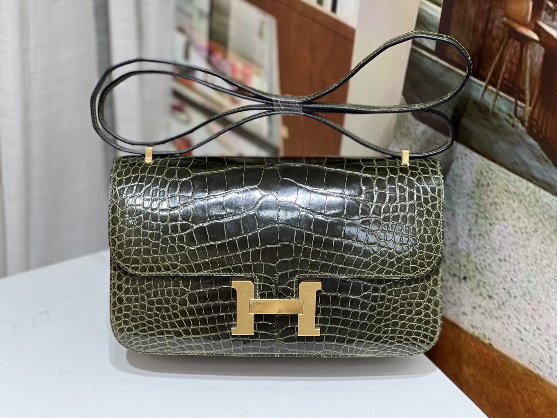 NO:700569,Kangkang 26CM. Olive green gold buckle Hc imported high-gloss American crocodile hand-stitched with wax thread. Actual shot~, Hermes, hermes, Hermes,19860909康康26CM. 橄榄绿 金扣 Hc 进口高光美洲鳄 蜡线手缝 现货实拍～,爱马仕,hermes,Hermes,,Bag