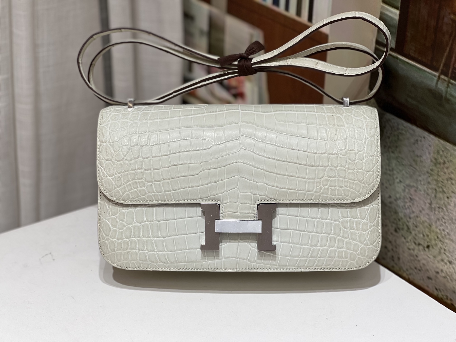 NO:698400,Kangkang 26CM. Cream white, silver buckle, hc imported Nile crocodile, pure water dye, wax thread hand sewing, real stock~, Hermes, hermes, Hermes,19860909康康26CM.奶油白 银扣 hc进口尼罗鳄 纯水染 蜡线手缝 现货实拍～,爱马仕,hermes,Hermes,,Bag