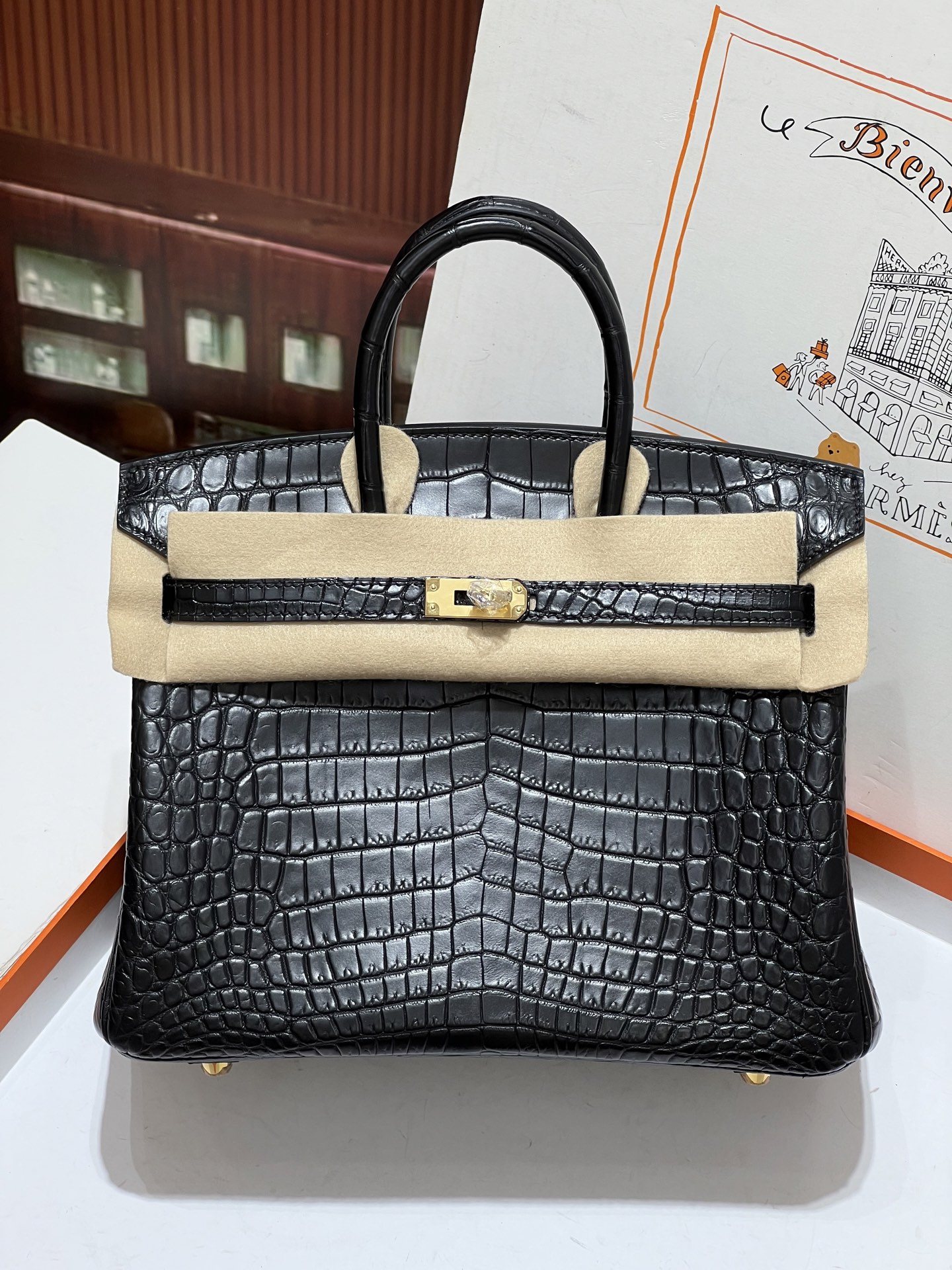 NO:698257,Platinum 25CM. Black gold buckle. Imported Nile crocodile real shot texture, 3 fish on the Z version!  Hand-sewn with wax thread!  Pure steel hardware!  ,Hermes,hermes,Hermes,19860909铂金25CM. 黑色金扣 进口尼罗鳄实拍现货纹理,3条鱼对版Z！蜡线手工缝制！纯钢五金！,爱马仕,hermes,Hermes,,Bag