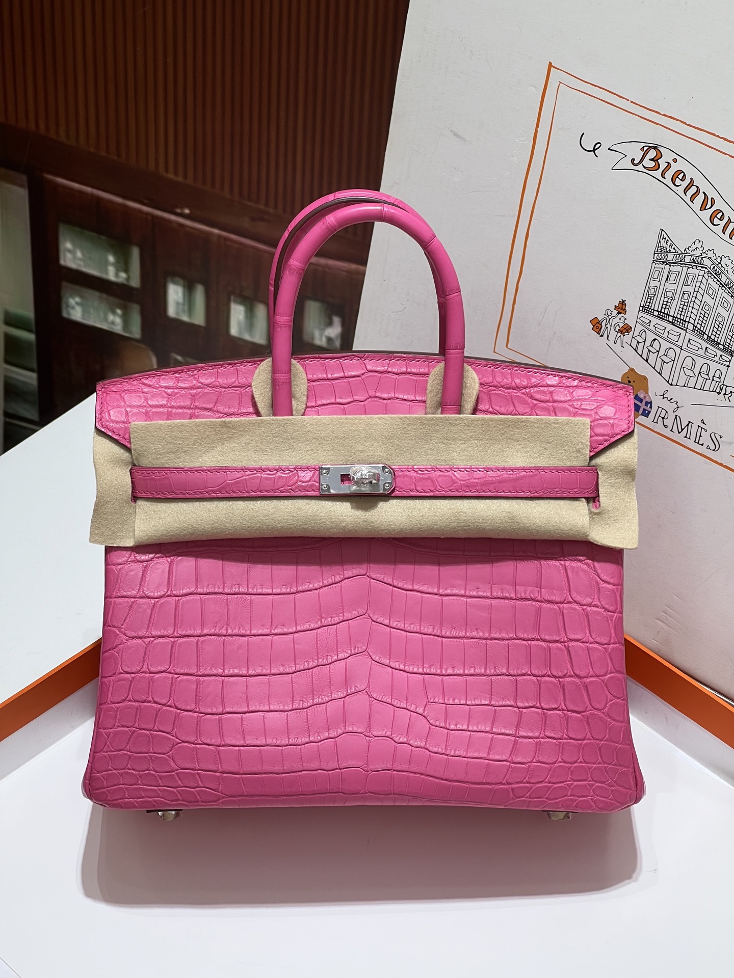 NO:698259,Platinum 25CM. Pink silver buckle. Imported Nile crocodile real shot texture, 3 fish on the Z version!  Hand-sewn with wax thread!  Pure steel hardware!  ,Hermes,hermes,Hermes,19860909铂金25CM. 桃红色 银扣 进口尼罗鳄实拍现货纹理,3条鱼对版Z！蜡线手工缝制！纯钢五金！,爱马仕,hermes,Hermes,,Bag