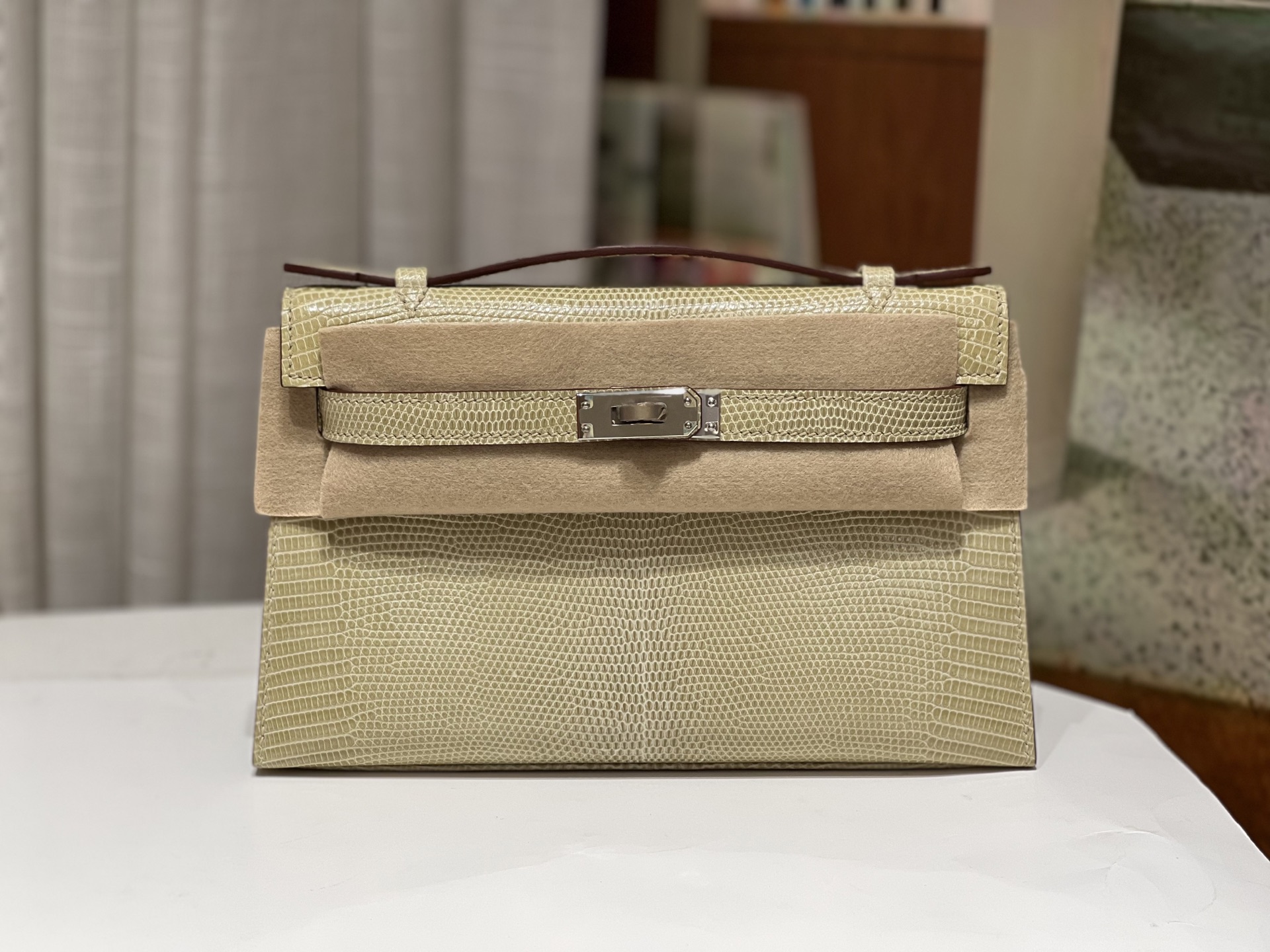 NO:699961,Kelly Generation 22CM. Full set of hand-made nails. Vanilla color hc imported lizard skin. Real shot gold buckle. 5 pieces of leather. Make a bag. The texture and leather surface are super beautiful. Top-notch hand-stitching craftsmanship, Hermes, Hermes, Hermes.19860909凯莉一代22CM.全套手工钉 香草色 hc进口蜥蜴皮 实拍金扣 5张皮 做一个包 纹理和皮面都超级漂亮 顶级手缝工艺,爱马仕,hermes,Hermes,,Bag