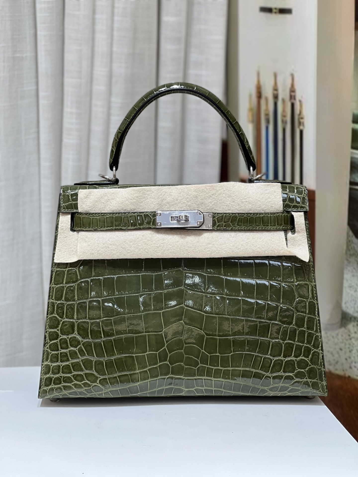 NO:698252,Kelly 28CM. Olive green silver buckle, selected imported high-gloss Nile crocodile crocodile skin, sheepskin lining, hand-sewn with wax thread!  Real shot texture,Hermes,hermes,sheepskin,crocodile skin,Hermes,19860909凯莉28CM.橄榄绿 银扣 精选进口高光尼罗鳄鳄鱼皮,羊皮内里,蜡线手工缝制！实拍纹理,爱马仕,hermes,sheepskin,crocodile skin,Hermes,,Bag