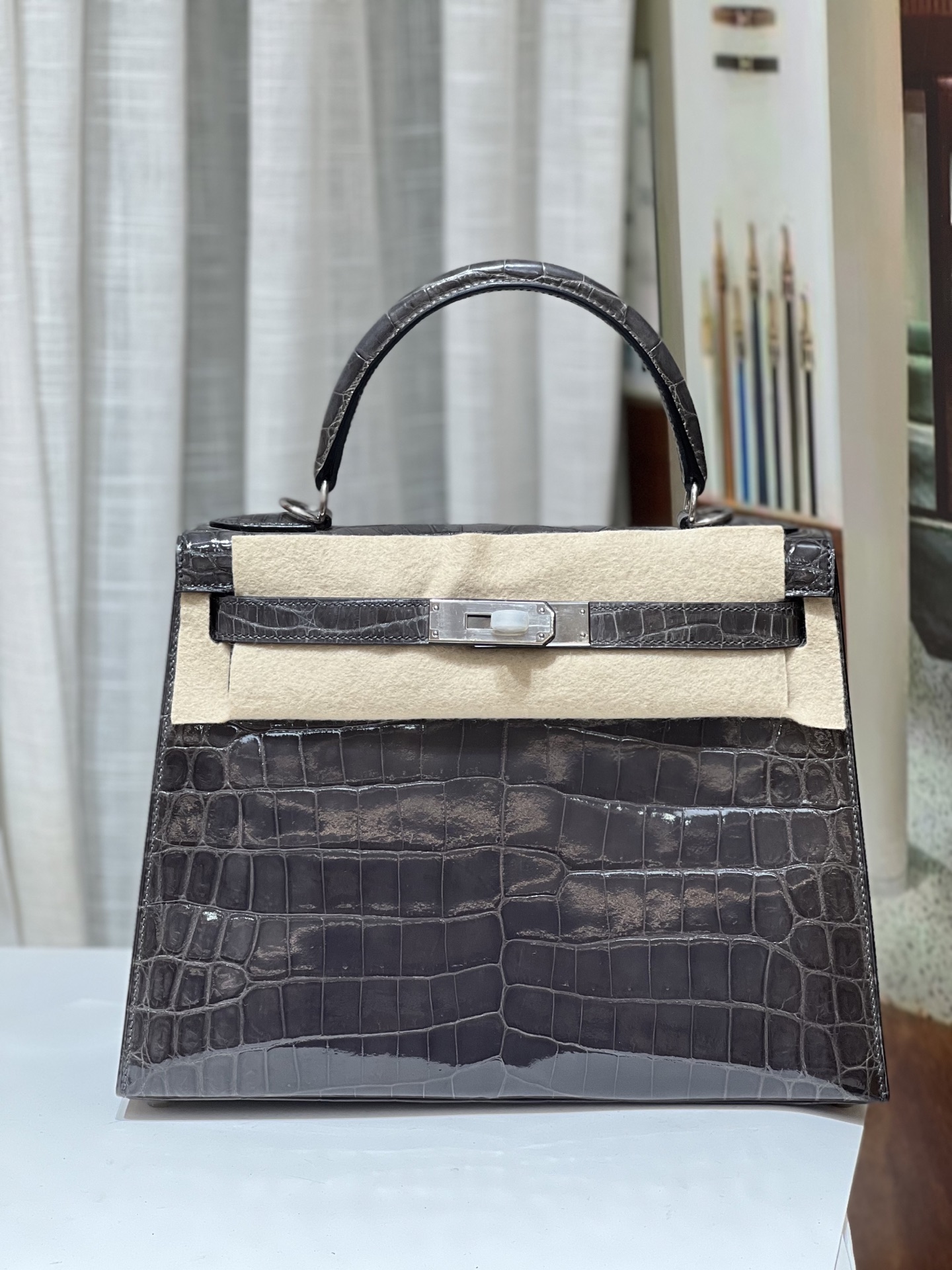 NO:698256,Kelly 28CM. Graphite gray silver buckle, selected imported high-gloss Nile crocodile crocodile skin, sheepskin lining, hand-sewn with wax thread!  Real shot texture,Hermes,hermes,sheepskin,crocodile skin,Hermes,19860909凯莉28CM.石墨灰 银扣 精选进口高光尼罗鳄鳄鱼皮,羊皮内里,蜡线手工缝制！实拍纹理,爱马仕,hermes,sheepskin,crocodile skin,Hermes,,Bag
