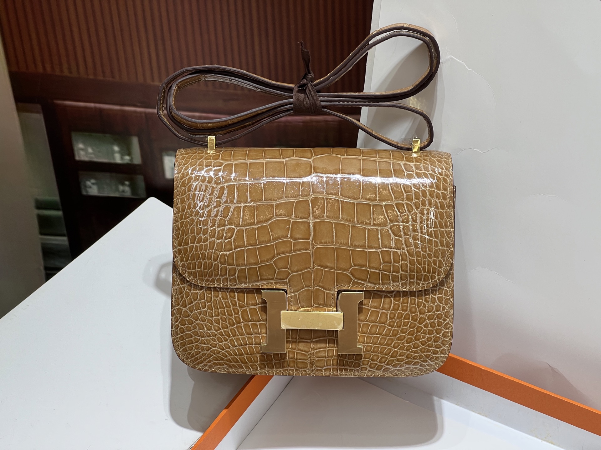 NO:699804,Kangkang 19CM. Hc imported American crocodile, high-gloss crocodile leather, hand-sewn with top wax thread!  Real shot texture,Hermes,hermes,crocodile skin,Hermes,19860909康康19CM. Hc进口美洲鳄,高光鳄鱼皮,顶级蜡线手工缝制！实拍纹理,爱马仕,hermes,crocodile skin,Hermes,,Bag