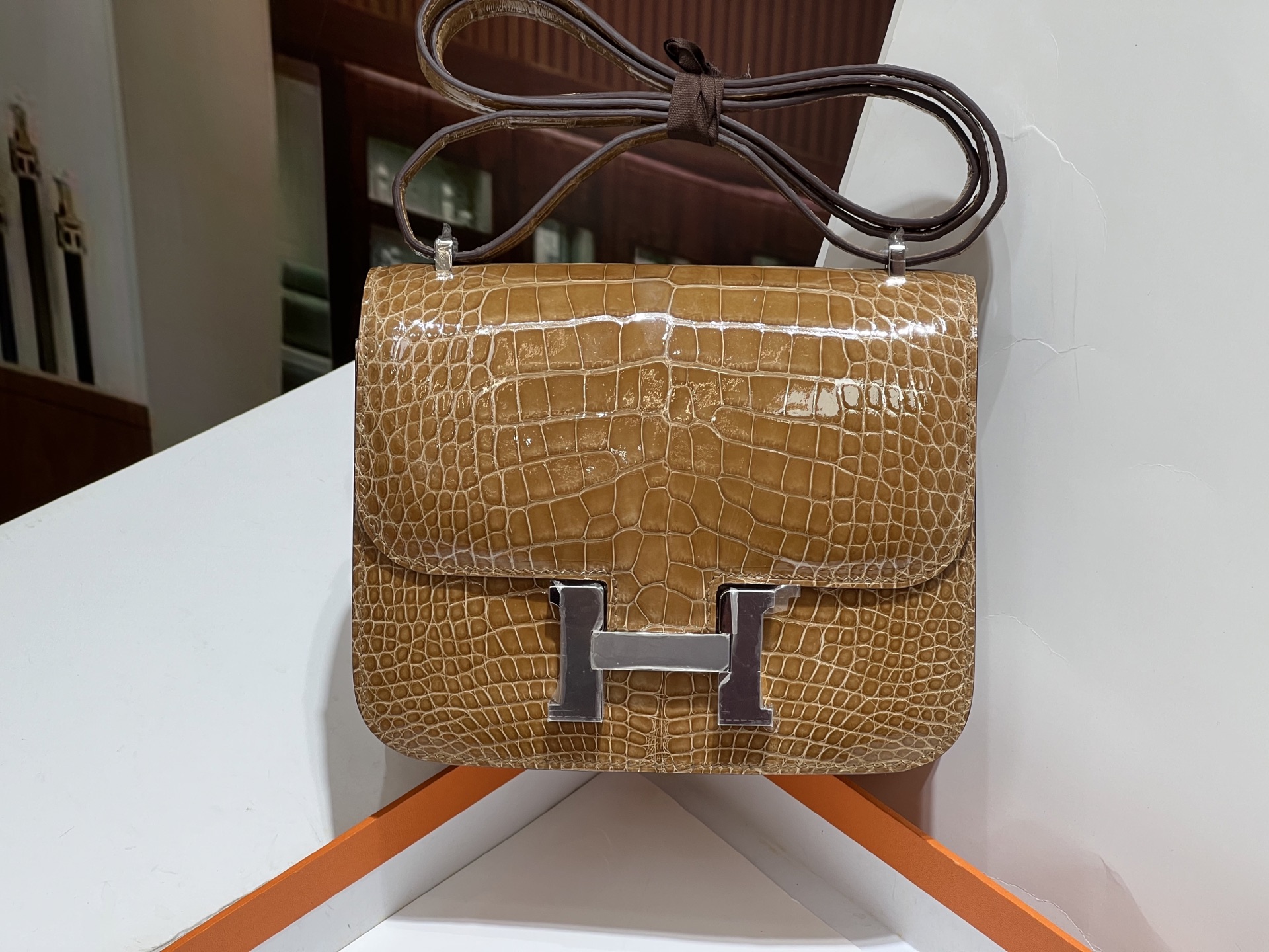 NO:851646,Kangkang 19CM. Hc imported American crocodile, high-gloss crocodile leather, hand-sewn with top wax thread!  Real shot texture,Hermes,hermes,crocodile skin,Hermes,19860909康康19CM. Hc进口美洲鳄,高光鳄鱼皮,顶级蜡线手工缝制！实拍纹理,爱马仕,hermes,crocodile skin,Hermes,,Bag