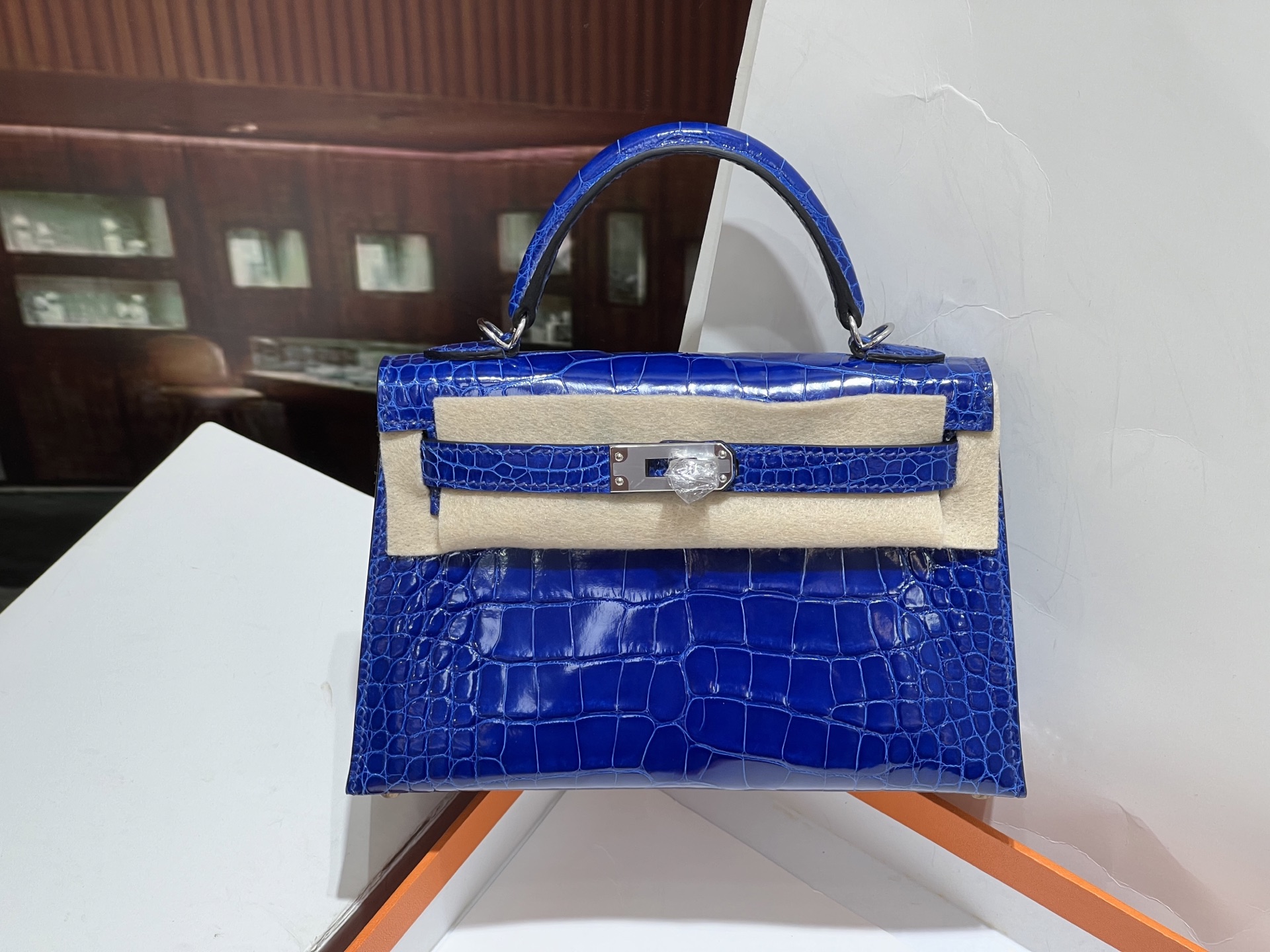 NO:698333,Kelly 2nd Generation 19CM. Made of imported high-gloss American crocodile, pattern cutting, Italian imported sheepskin lining, top-grade hand-stitching, full set of hand-made nails, real-shot texture, Hermes, hermes, sheepskin, Hermes,19860909凯莉二代19CM.进口高光美洲鳄制作,对版开料,意大利进口羊皮内里,顶级手缝 全套手工钉 实拍现货纹理,爱马仕,hermes,sheepskin,Hermes,,Bag