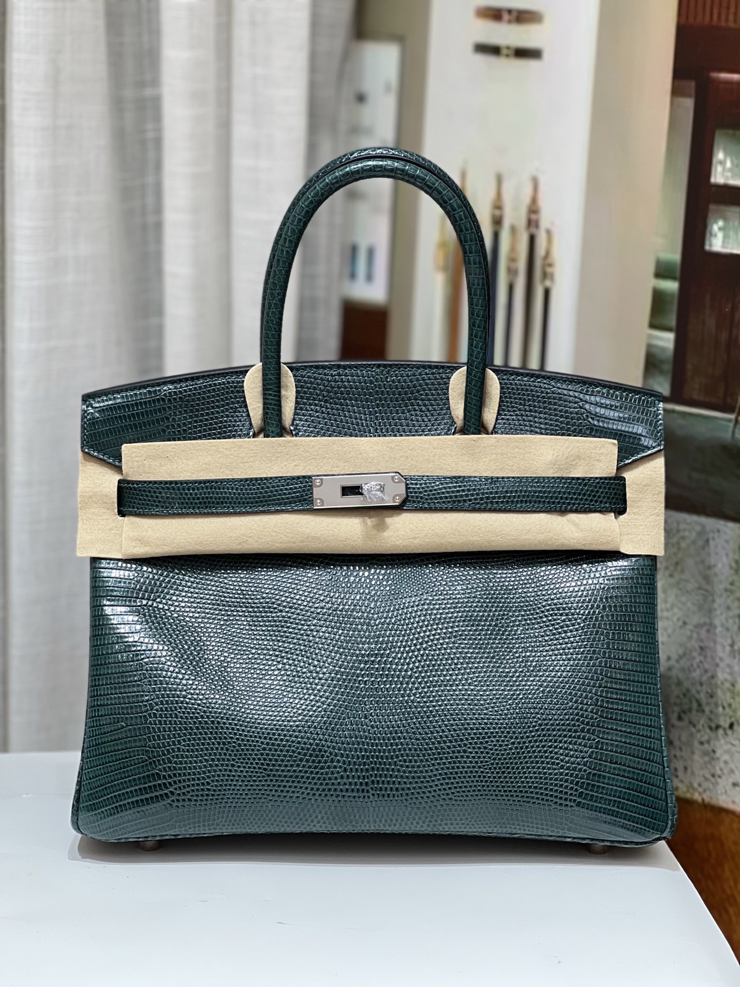 NO:699958,Platinum 30CM. Newly released cypress green 6Q silver hardware, silver buckle, hc imported lizard skin, real shot, 5 fish pairs Z, top imported wax thread hand sewing technology, very soft touch, Hermes, hermes, Hermes,19860909铂金30CM.新出松柏绿6Q银色五金 银扣 hc进口蜥蜴皮实拍现货,5条鱼鱼对版Z 顶级进口蜡线手缝工艺,手感非常软,爱马仕,hermes,Hermes,,Bag