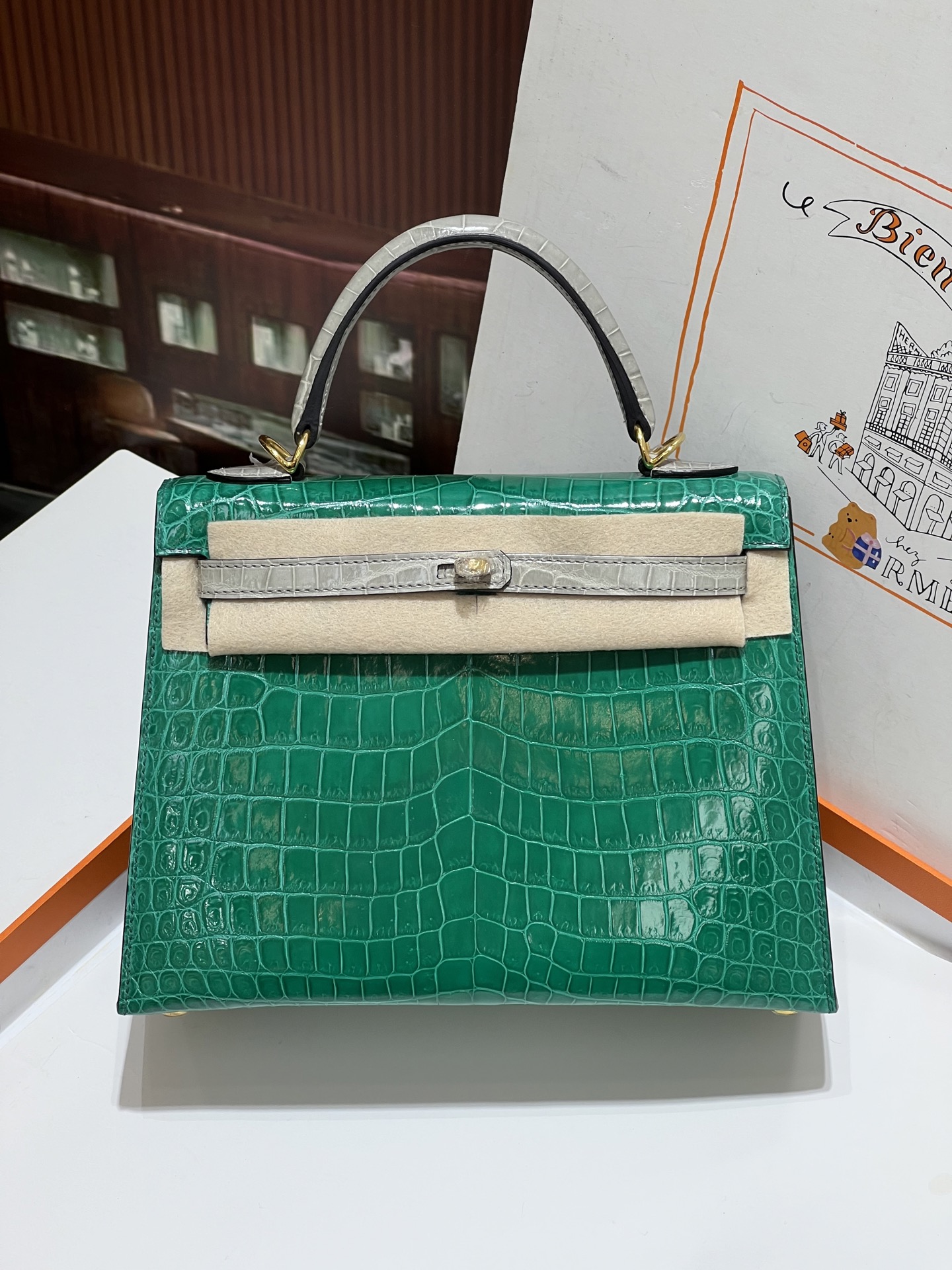 NO:700417,Kelly 25CM. Turtle dove gray and green gold buckle Hc imported Nile crocodile real shot, new release, version Z, top hand sewing craftsmanship, Hermes, Hermes, Hermes,19860909凯丽Kelly 25CM.斑鸠灰拼绿色 金扣 Hc进口尼罗鳄实拍现货 新出 对版Z 顶级手缝工艺,爱马仕,hermes,Hermes,,Bag