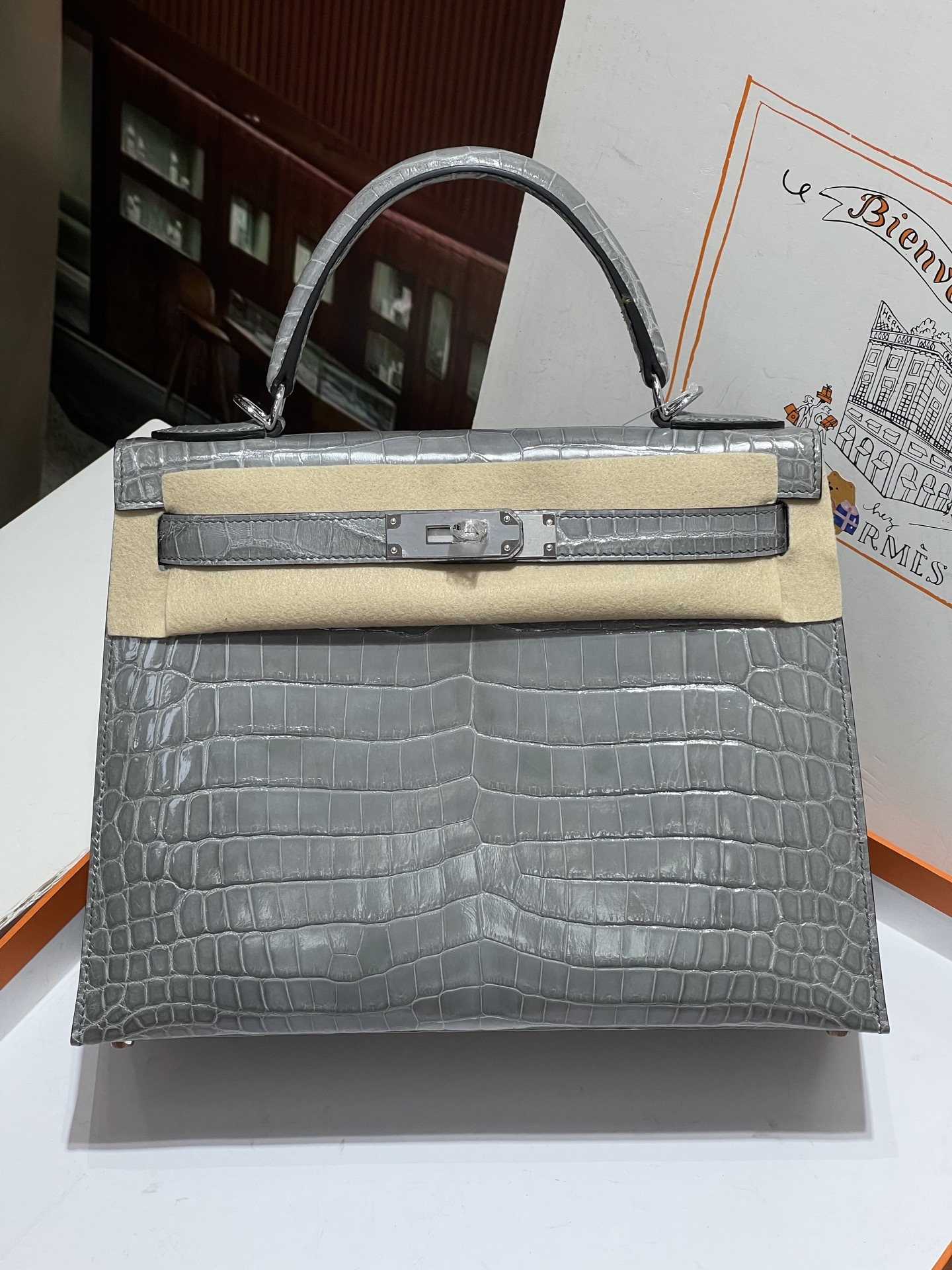 NO:698260,Kelly 28CM. Crystal gray silver buckle. Actual shot of high-gloss Nile crocodile imported from Singapore. The texture and leather surface are super beautiful. Top-notch hand-stitching craftsmanship, Hermes, Hermes,19860909凯莉28CM.水晶灰 银扣 新加坡进口高光尼罗鳄实拍 纹理和皮面都超级漂亮 顶级手缝工艺,爱马仕,hermes,Hermes,,Bag