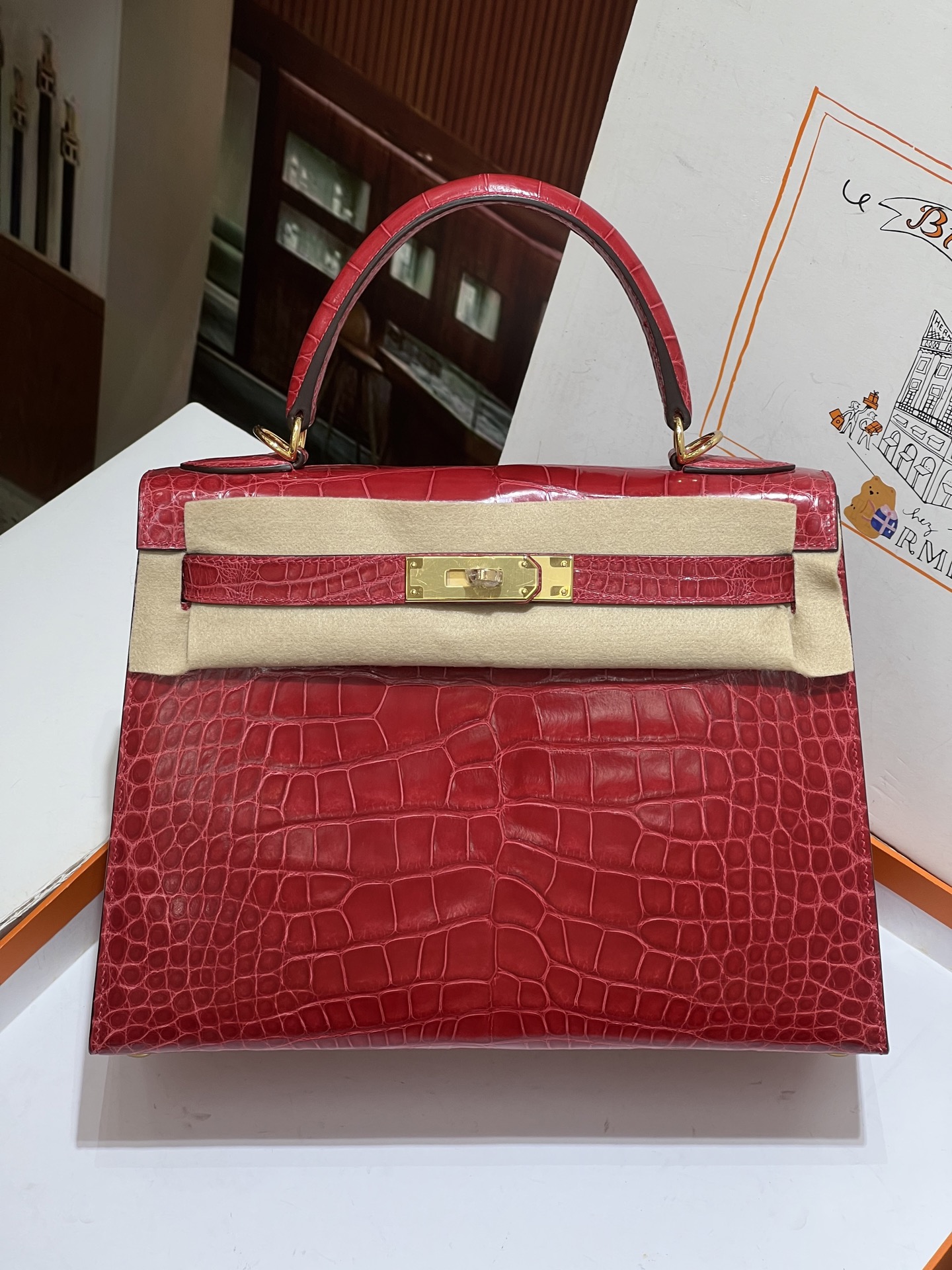 NO:698265,Kelly 28CM. Big red gold buckle. Made of Hc imported high-gloss American crocodile belly. The crocodile belly is made from the correct belly material. Version Z, Hermes, hermes, Hermes,19860909凯莉28CM. 金扣 大红色 Hc进口高光美洲的鳄鱼肚皮制作,鳄鱼肚皮正肚皮开料 对版Z,爱马仕,hermes,Hermes,,Bag