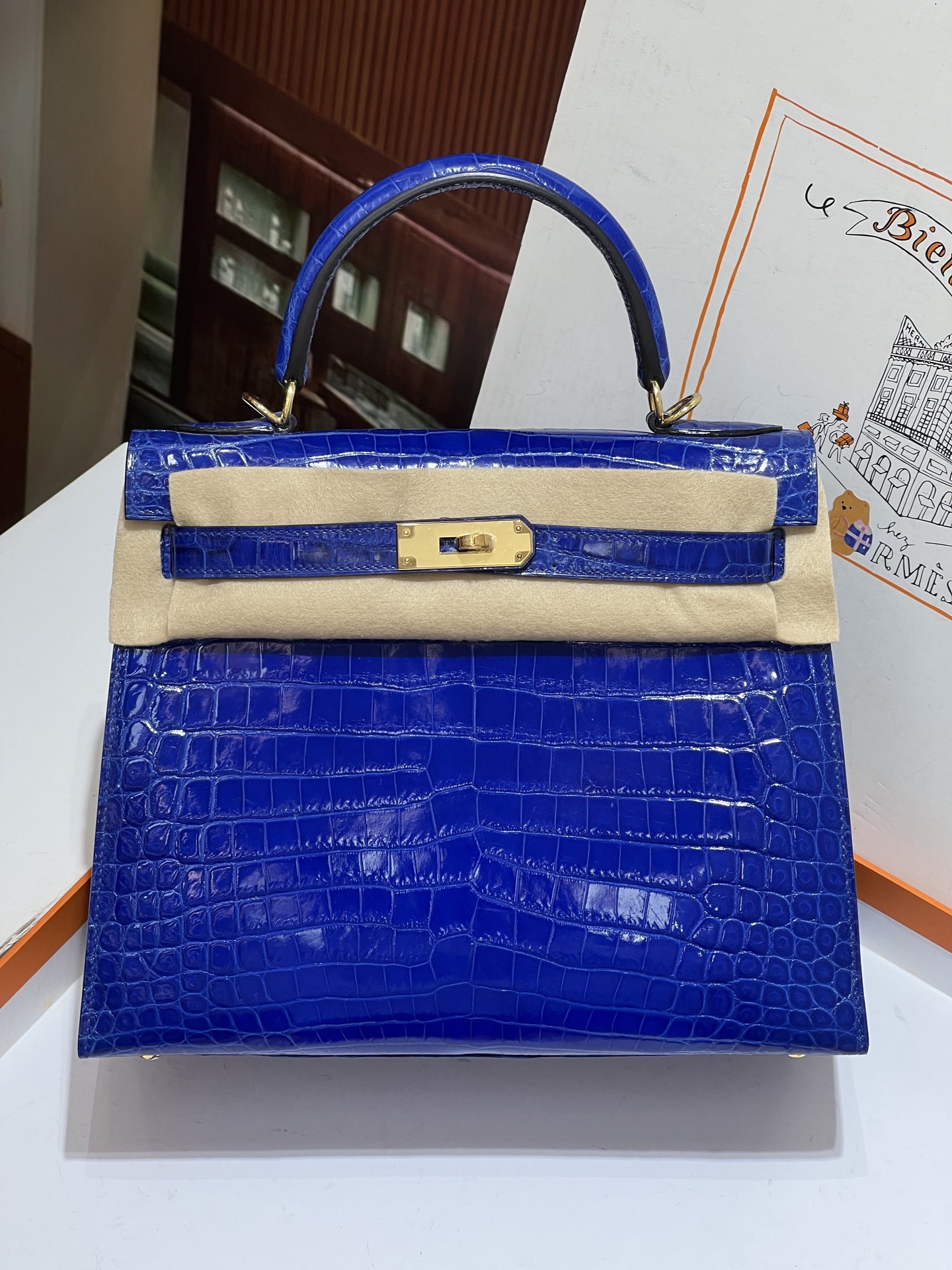 NO:698263,Kelly 28CM. Gold buckle, electric blue, imported high-gloss Nile crocodile belly, crocodile belly, correct belly material, version Z, Hermes, hermes, Hermes,19860909凯莉28CM. 金扣 电光蓝进口高光尼罗的鳄鱼肚皮制作,鳄鱼肚皮正肚皮开料 对版Z,爱马仕,hermes,Hermes,,Bag