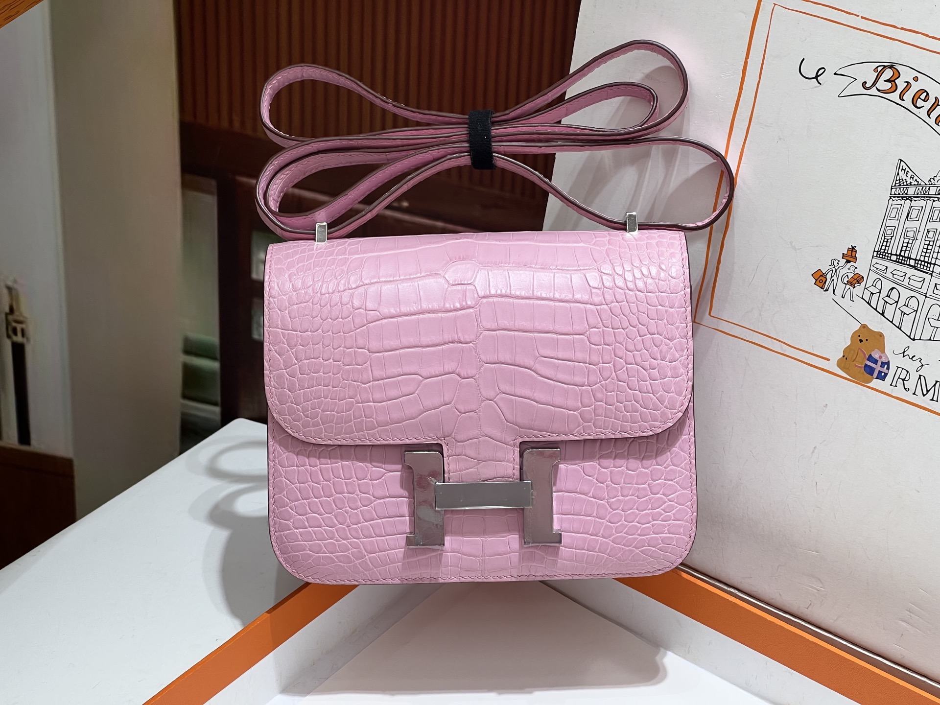 NO:699793,Kangkang 19CM. Pink silver buckle Hc imported American crocodile, matte matte crocodile leather, hand-sewn with top wax thread!  Real shot texture,Hermes,hermes,crocodile skin,Hermes,19860909康康19CM. 粉色 银扣 Hc进口美洲鳄,雾面哑光鳄鱼皮,顶级蜡线手工缝制！实拍纹理,爱马仕,hermes,crocodile skin,Hermes,,Bag