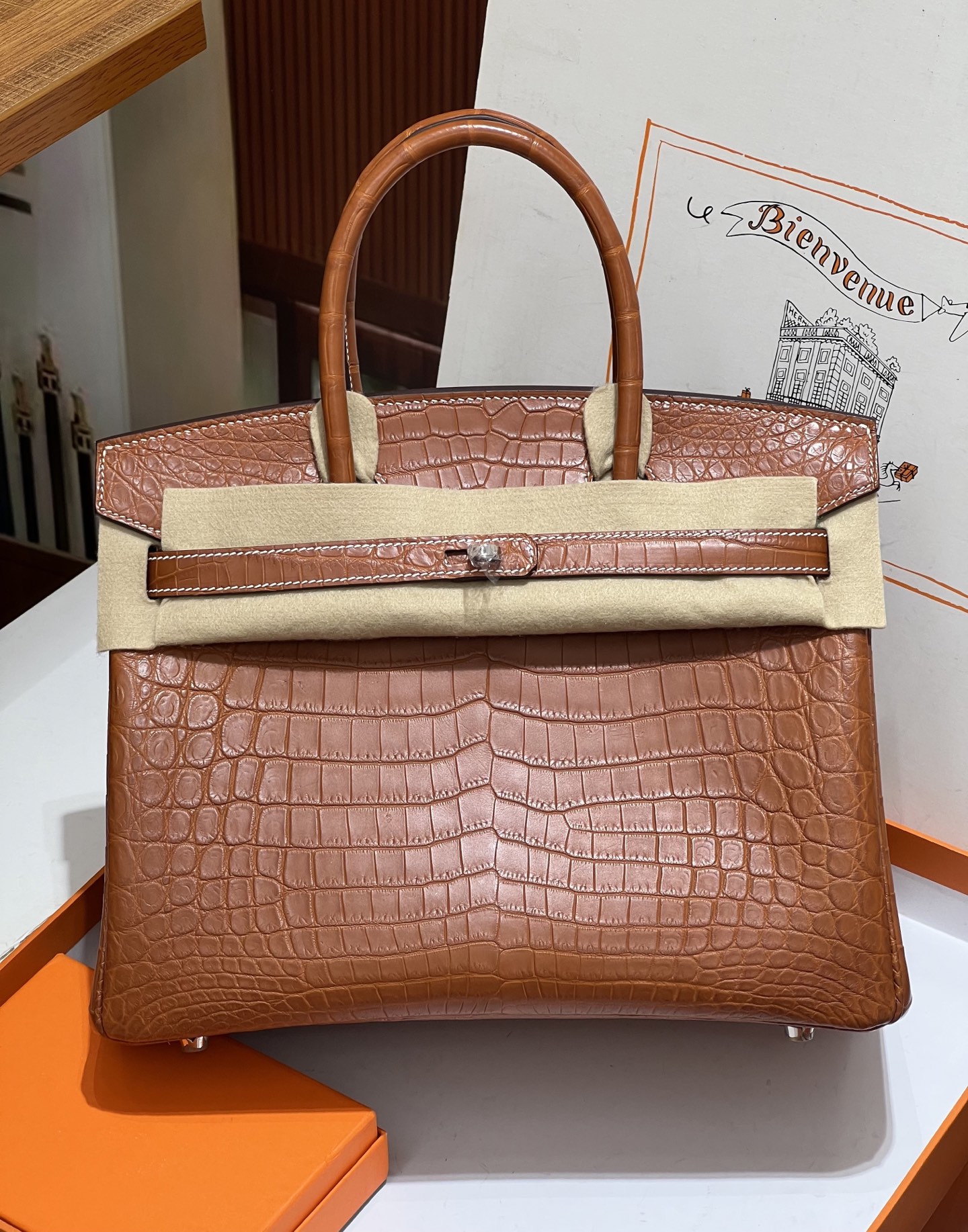 NO:698579,Platinum 30CM. Brown silver buckle. Imported matte Nile crocodile. Top-quality hand-stitched in stock. Real shot of 3 fish synchronized with version counter. Full set of hand-made nails, Hermes, Hermes, Hermes.19860909铂金30CM. 棕色 银扣 进口雾面尼罗鳄 顶级手缝现货 实拍3条鱼对版专柜同步 全套手工钉,爱马仕,hermes,Hermes,,Bag