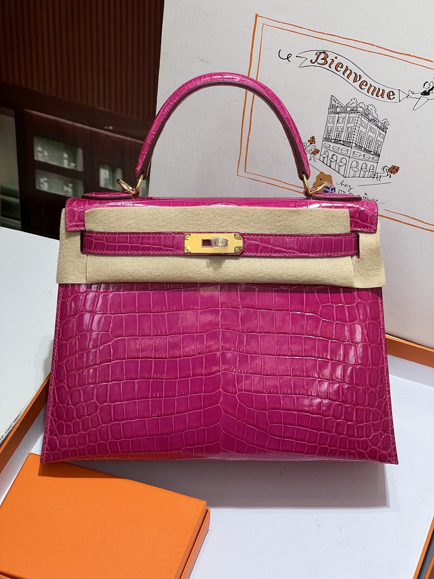 NO:698245,Kelly 28CM. Candy powder, gold buckle, imported Nile crocodile high-gloss crocodile skin, real shot, 3 fish methods, newly released, version Z, top hand sewing technology, Hermes, hermes, crocodile skin, Hermes,19860909凯丽Kelly 28CM.糖果粉 金扣 进口尼罗鳄高光鳄鱼皮实拍现货 3条鱼做法 新出 对版Z 顶级手缝工艺,爱马仕,hermes,crocodile skin,Hermes,,Bag
