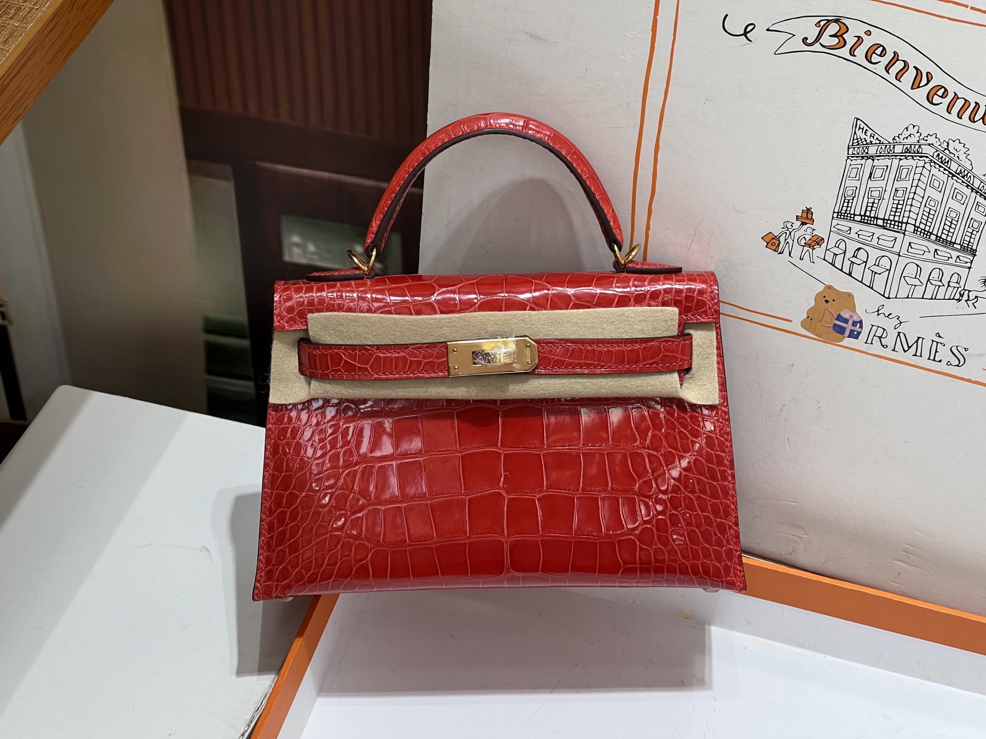 NO:698325,Kelly second generation 19CM. Square crocodile, red gold buckle, full set of handmade nails, top hand sewing technology, hc imported American crocodile, Hermes, Hermes, Hermes,19860909凯莉二代19CM. 方块鳄 红色金扣 全套手工钉,顶级手缝工艺 hc进口美洲鳄,爱马仕,hermes,Hermes,,Bag