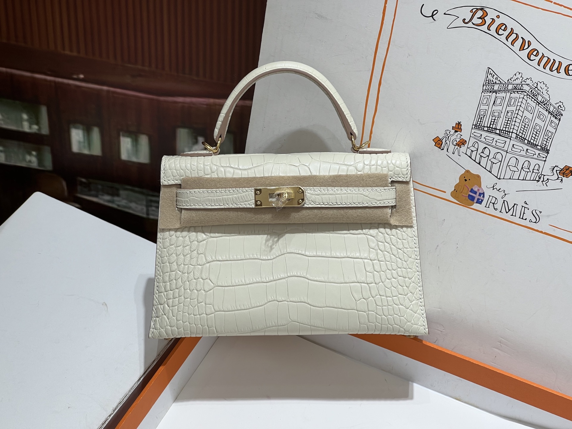 NO:698309,Cream platinum buckle, high-end goods, full set of hand-made nails, Kelly second generation 19CM. Imported American crocodile, version Z, pure water dyeing, correct belly!  The texture particles are plump and round!  ,Hermes,hermes,Hermes,19860909奶油白金扣 高端好货 全套手工钉 凯莉二代19CM.进口美洲鳄,对版Z,纯水染 正肚皮！纹理颗粒饱满圆润！,爱马仕,hermes,Hermes,,Bag