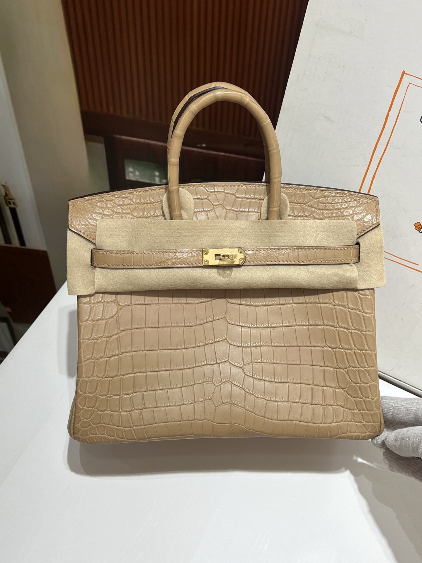 NO:698250,Platinum 25CM. Milk tea color gold buckle. Imported matte Nile crocodile. Top-quality hand-stitched in stock. Real-shot texture. Synchronized with version counter. Full set of hand-made nails, Hermes, Hermes, Hermes.19860909铂金25CM. 奶茶色金扣 进口雾面尼罗鳄 顶级手缝现货 实拍纹理 对版专柜同步 全套手工钉,爱马仕,hermes,Hermes,,Bag
