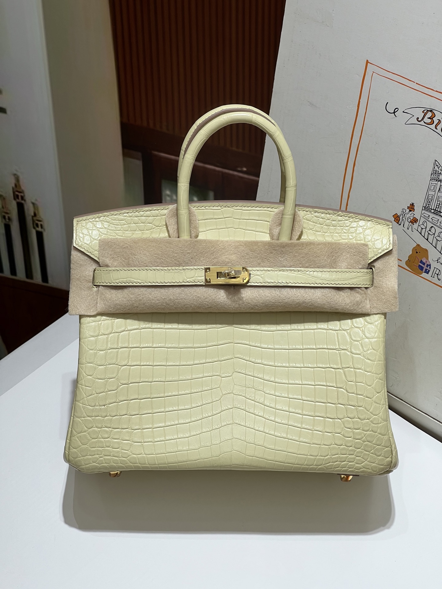 NO:698262,Platinum 25CM. Vanilla gold buckle, imported Nile crocodile real shot texture, 3 fish to Z version!  Hand-sewn with wax thread!  Pure steel hardware!  ,Hermes,hermes,Hermes,19860909铂金25CM. 香草色金扣 进口尼罗鳄实拍现货纹理,3条鱼对版Z！蜡线手工缝制！纯钢五金！,爱马仕,hermes,Hermes,,Bag