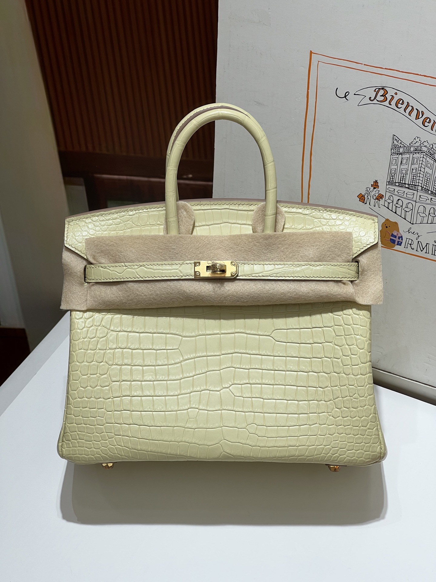 NO:700682,Platinum 25CM. Gold buckle, vanilla color, hc imported alligator, real shot texture, 3 fish on the Z version!  Hand-sewn with wax thread!  Pure steel hardware!  ,Hermes,hermes,Hermes,19860909铂金25CM. 金扣 香草色 hc进口湾鳄鳄实拍现货纹理,3条鱼对版Z！蜡线手工缝制！纯钢五金！,爱马仕,hermes,Hermes,,Bag