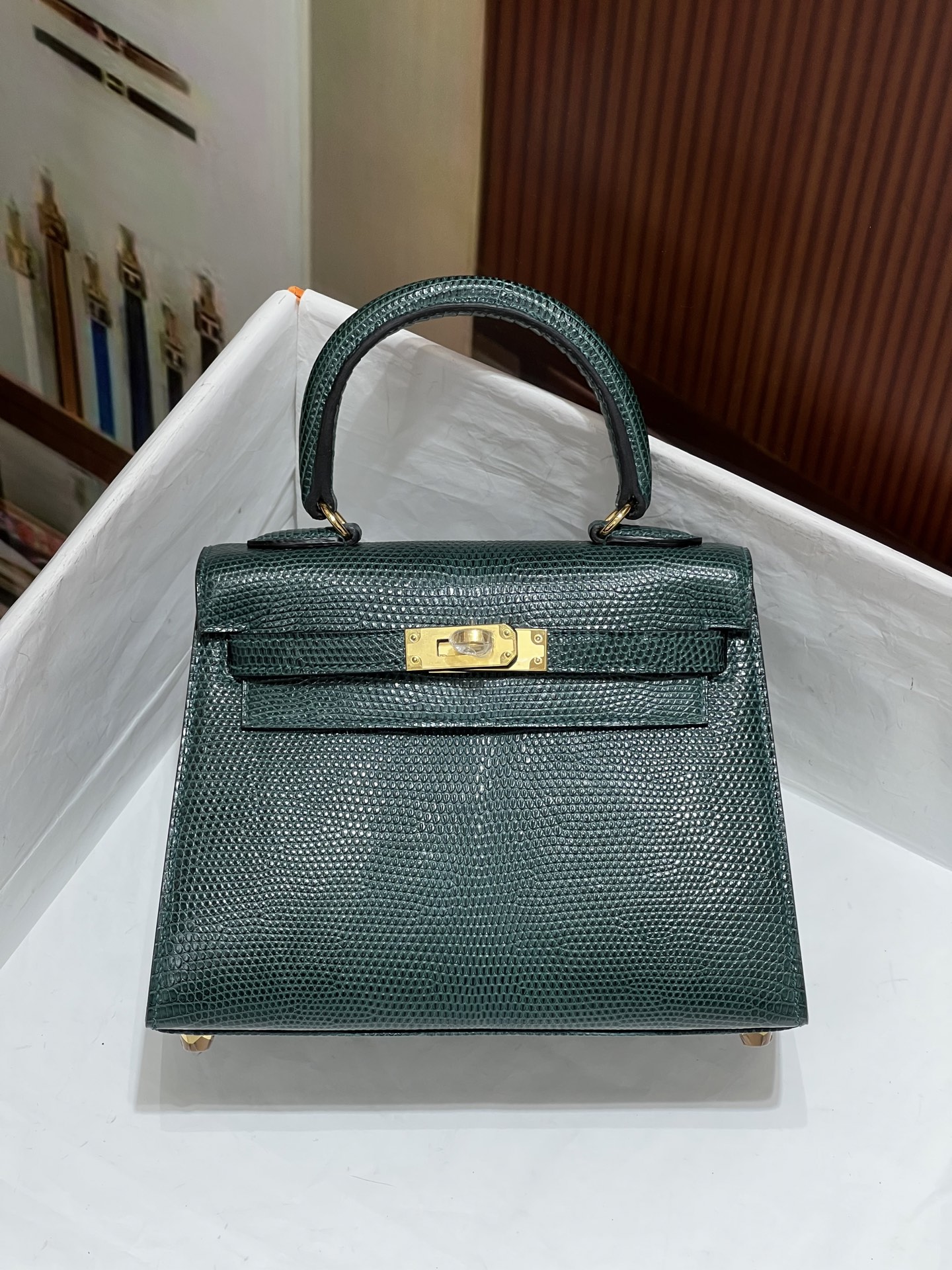 NO:698228,Kelly 20CM pine green gold buckle 6q hc imported lizard skin real shot silver buckle 5 skins to make a bag, the texture and leather surface are super beautiful, top hand sewing technology, Hermes, Hermes, Hermes,19860909凯莉20CM 松柏绿金扣 6q hc进口蜥蜴皮 实拍银扣 5张皮 做一个包 纹理和皮面都超级漂亮 顶级手缝工艺,爱马仕,hermes,Hermes,,Bag