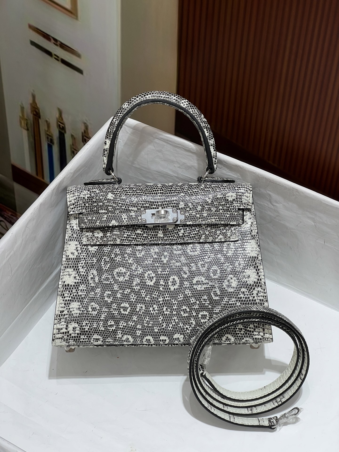 NO:698230,Kelly 20CM original color silver buckle hc imported lizard skin real shot silver buckle 5 pieces of skin to make a bag texture and leather surface are super beautiful top hand sewing craftsmanship, Hermes, Hermes, Hermes,19860909凯莉20CM原花色银扣 hc进口蜥蜴皮 实拍银扣 5张皮 做一个包 纹理和皮面都超级漂亮 顶级手缝工艺,爱马仕,hermes,Hermes,,Bag