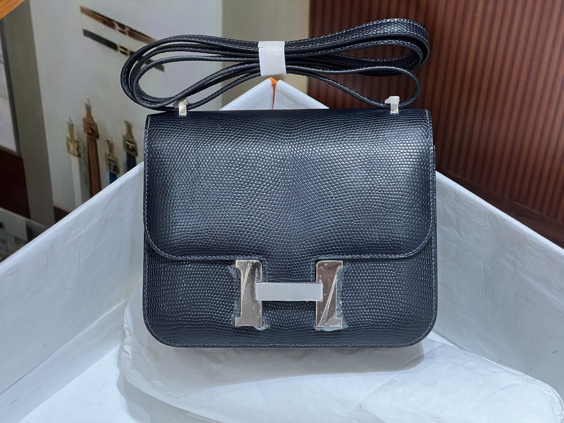 NO:698237,Kangkang 19CM deep sea blue silver buckle hc imported lizard skin real shot silver buckle 5 skins to make a bag the texture and leather surface are super beautiful top hand sewing craftsmanship, Hermes, Hermes, Hermes,19860909康康19CM 深海蓝银扣 hc进口蜥蜴皮 实拍银扣 5张皮 做一个包 纹理和皮面都超级漂亮 顶级手缝工艺,爱马仕,hermes,Hermes,,Bag