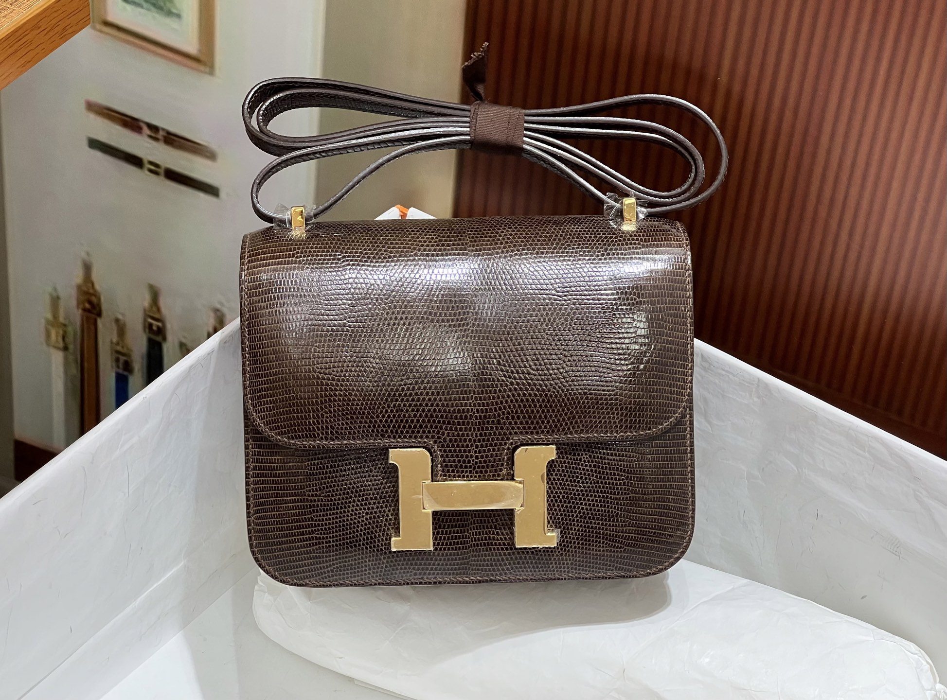 NO:698240,Kangkang 19CM chocolate gold buckle hc imported lizard skin real shot silver buckle 5 skins to make a bag the texture and leather surface are super beautiful top hand sewing craftsmanship, Hermes, Hermes, Hermes,19860909康康19CM 巧克力色金扣 hc进口蜥蜴皮 实拍银扣 5张皮 做一个包 纹理和皮面都超级漂亮 顶级手缝工艺,爱马仕,hermes,Hermes,,Bag