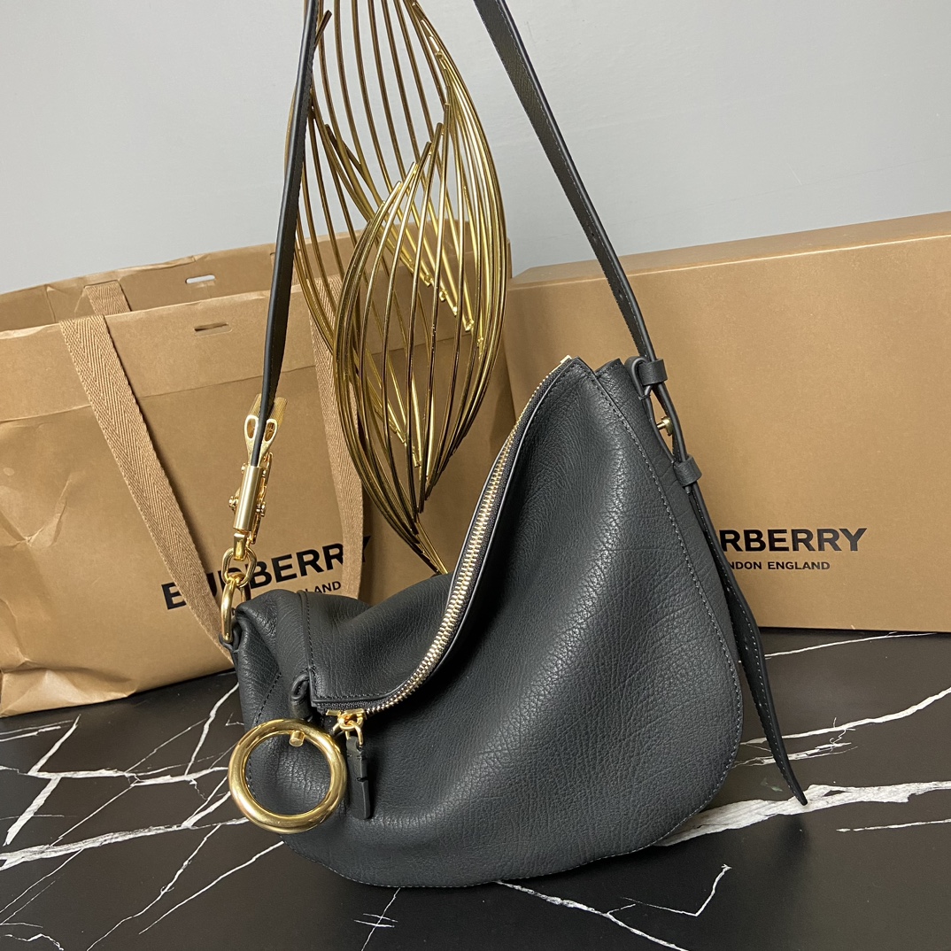 The best new Burberry small size, soft and stiff bag, made of grained calfskin. Shoulder strap with buckle inspired by the EKD logo and hand-pain
