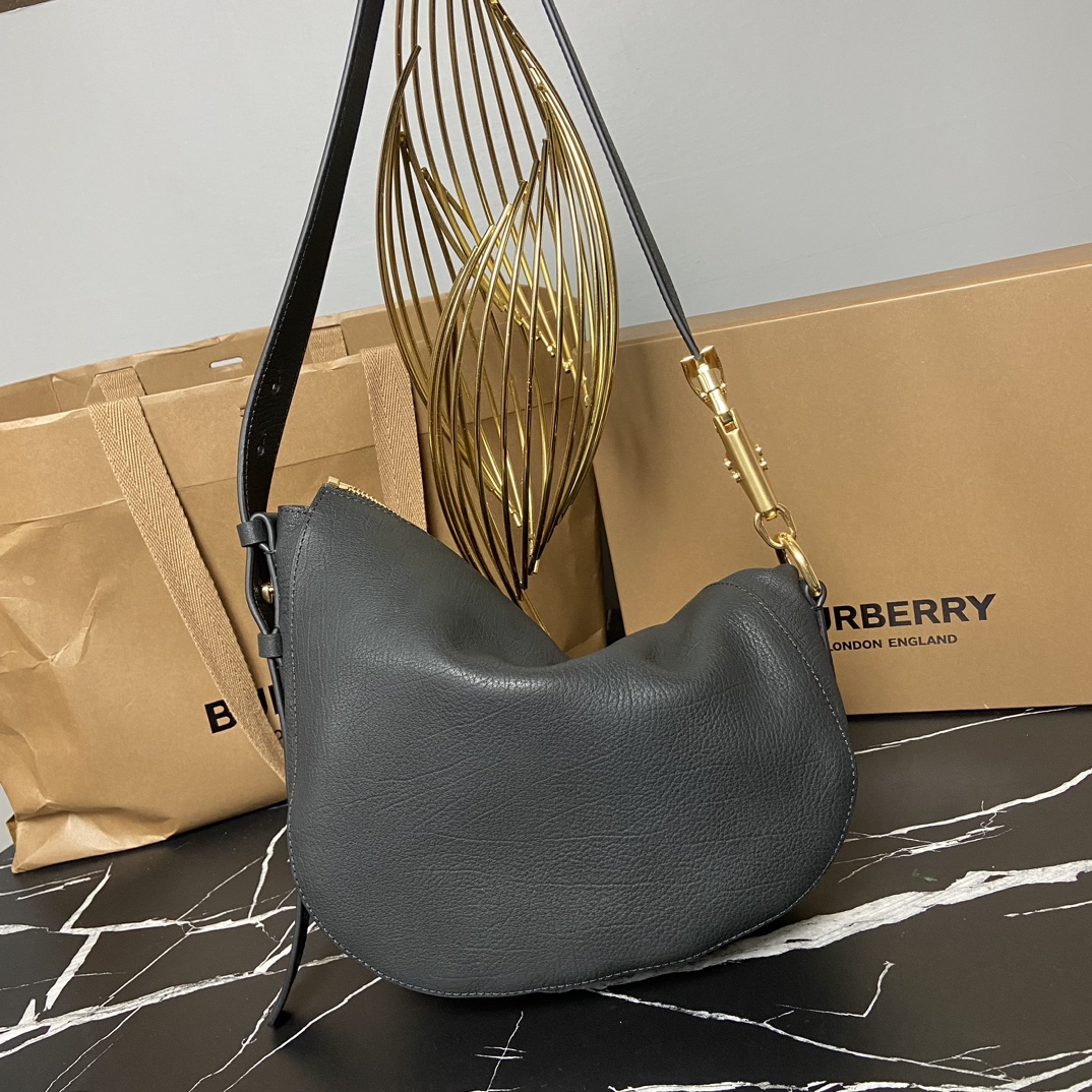 The best new Burberry small size, soft and stiff bag, made of grained calfskin. Shoulder strap with buckle inspired by the EKD logo and hand-pain