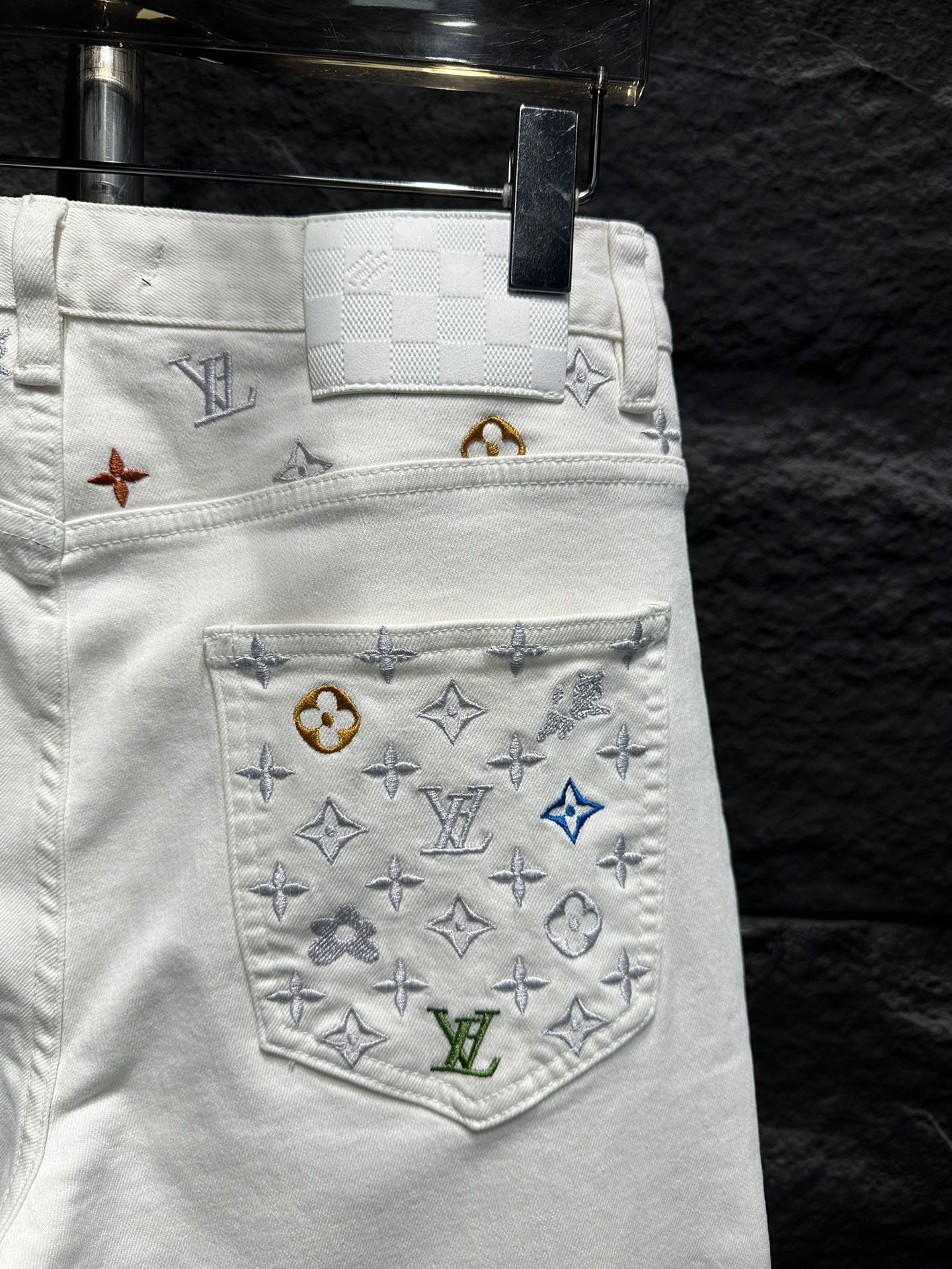 Louis Vuitton: Stylish White Jeans with Signature Monogram Pocket Detail 9 i1746175691 407 8