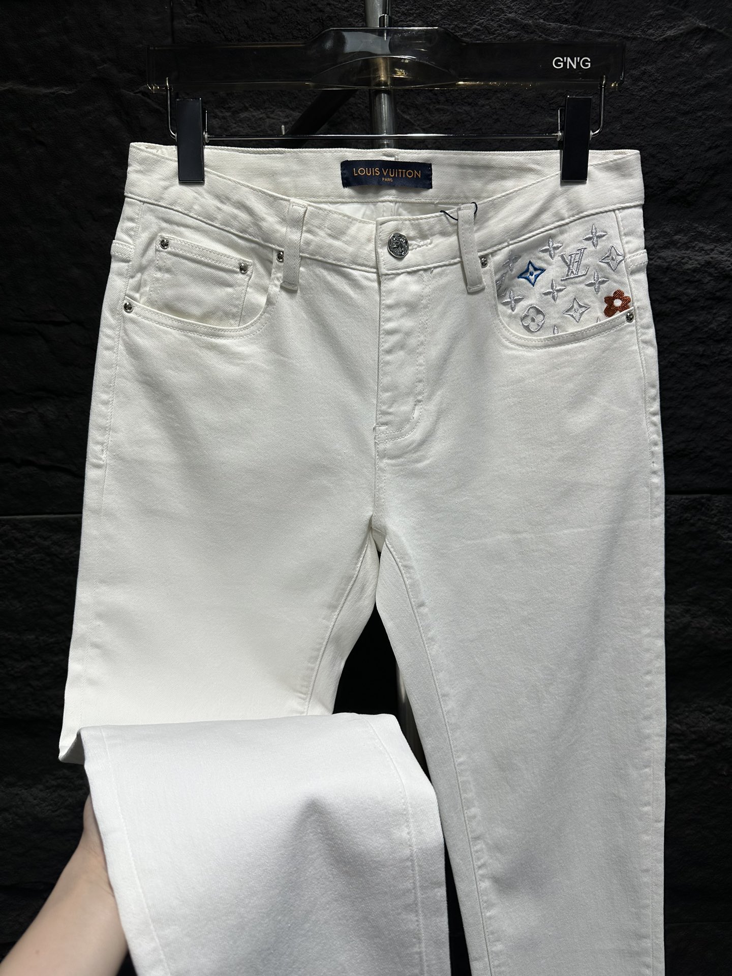 Louis Vuitton: Stylish White Jeans with Signature Monogram Pocket Detail 5 i1746175691 4410 5