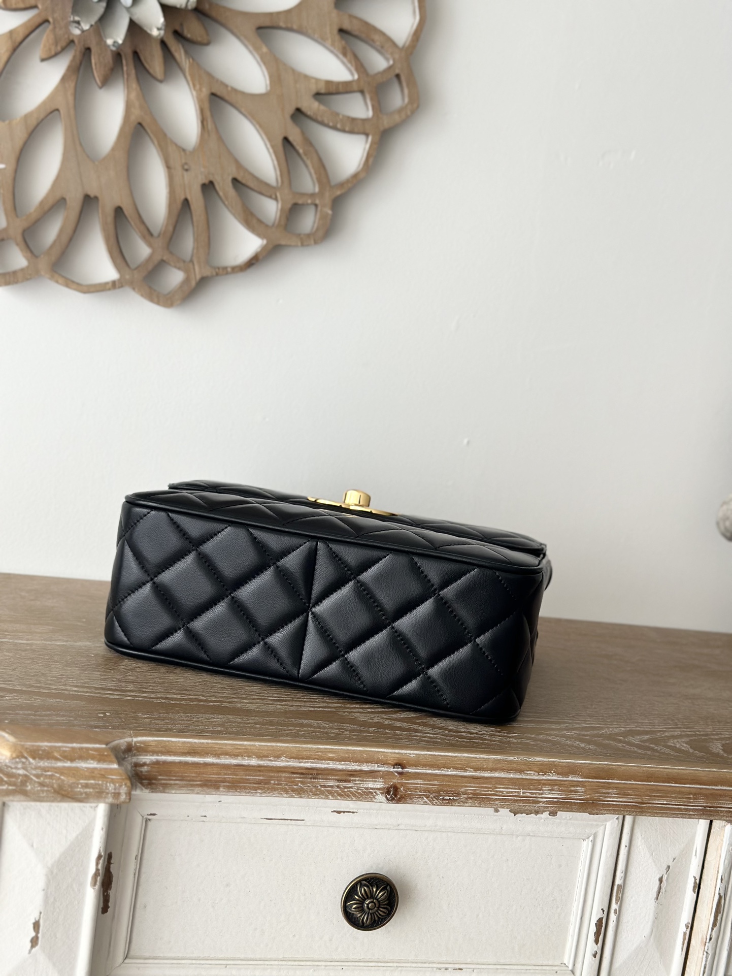Черная сумка Chanel с золотой фурнитурой