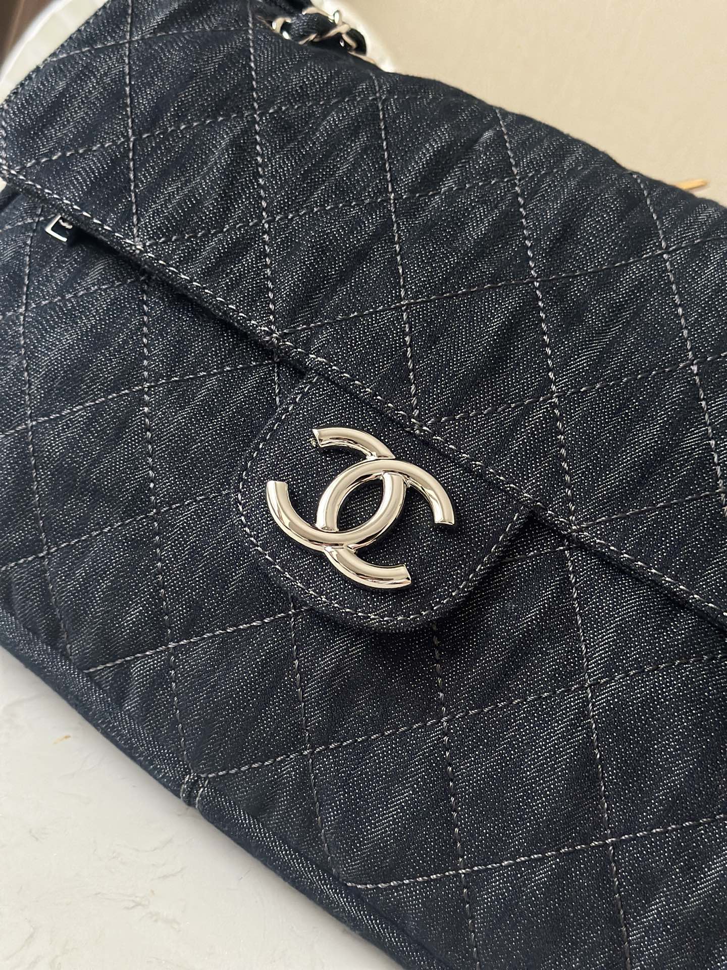 Chanel 小号中古 酷酷的小香单肩斜挎大机场包男女通用款 度直接拉满 帅气慵懒 男女生都能轻松hold住很难拒绝的美貌 这只太多博主和明星上身啦