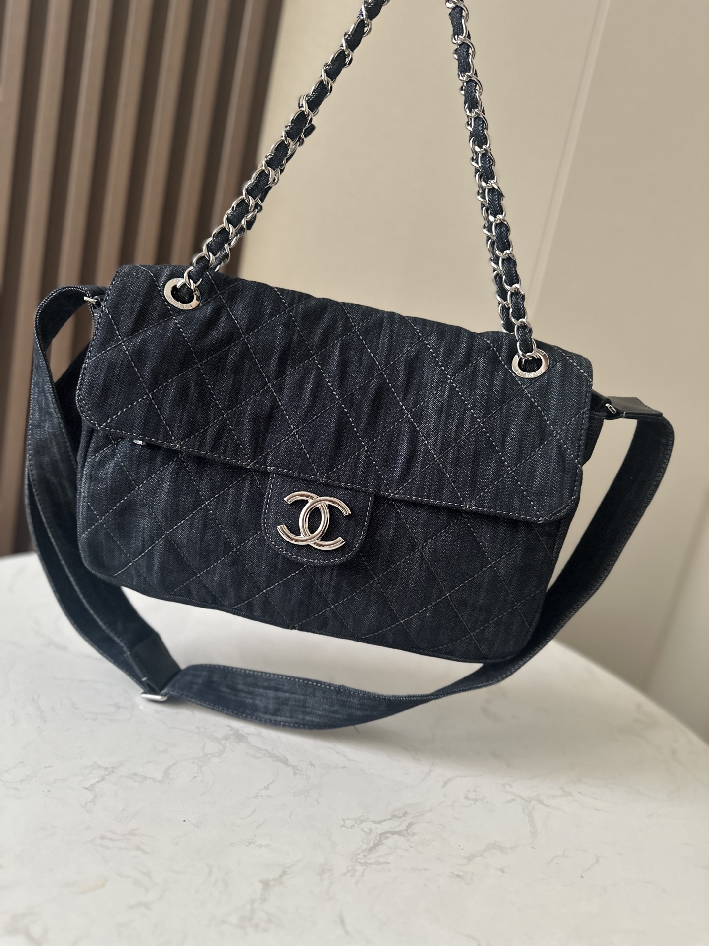 Chanel 小号中古 酷酷的小香单肩斜挎大机场包男女通用款 度直接拉满 帅气慵懒 男女生都能轻松hold住很难拒绝的美貌 这只太多博主和明星上身啦