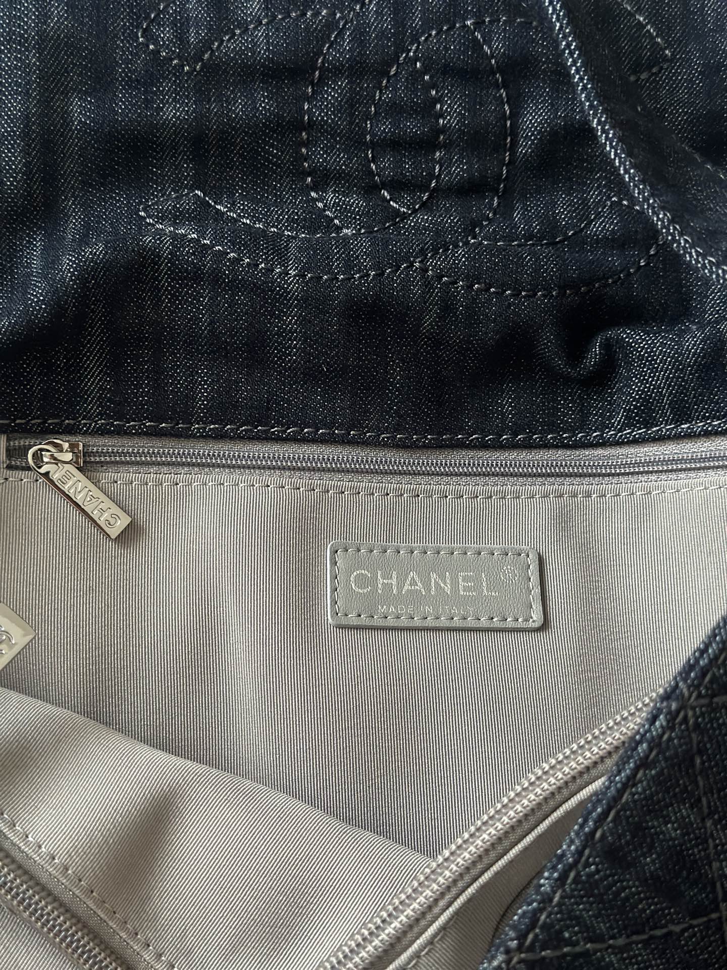 Chanel 小号中古 酷酷的小香单肩斜挎大机场包男女通用款 度直接拉满 帅气慵懒 男女生都能轻松hold住很难拒绝的美貌 这只太多博主和明星上身啦