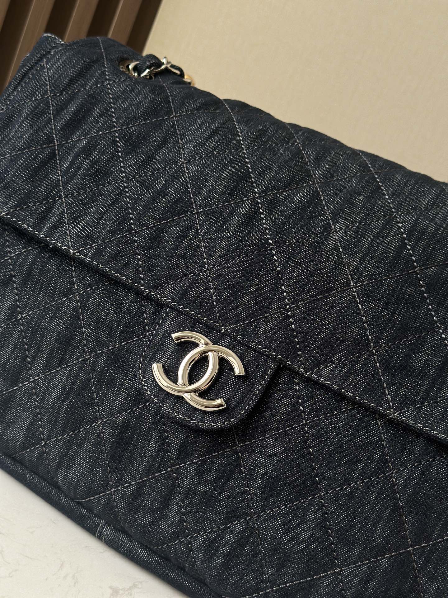 Chanel 大号 酷酷单肩斜挎大机场包男女通用款 度直接拉满 帅气慵懒 男女生都能轻松hold住很难拒绝的美貌 这只太多博主和明星上身啦