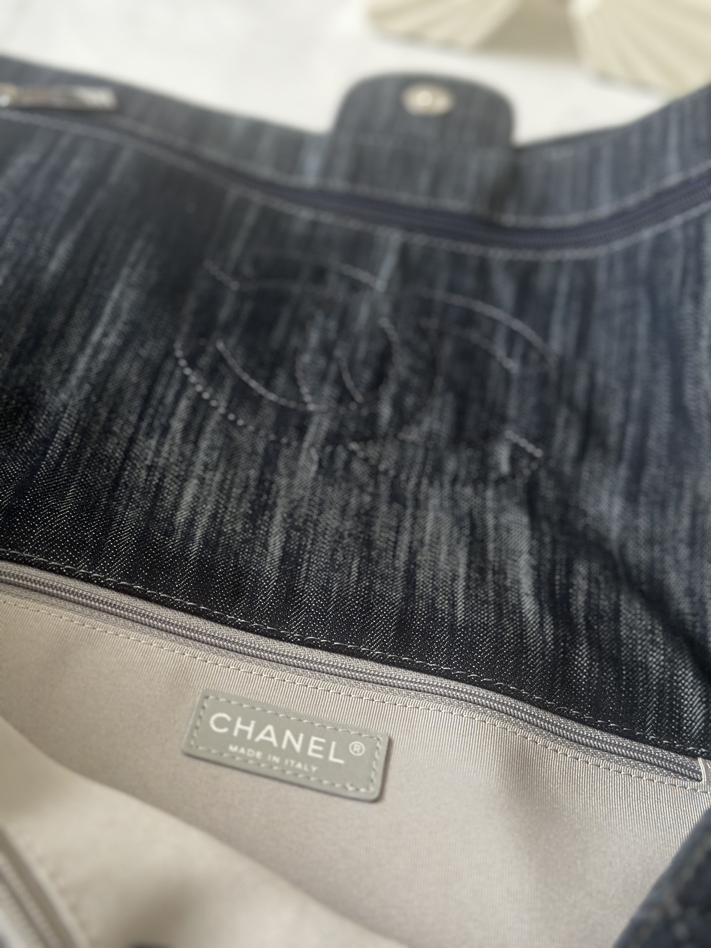Chanel 大号 酷酷单肩斜挎大机场包男女通用款 度直接拉满 帅气慵懒 男女生都能轻松hold住很难拒绝的美貌 这只太多博主和明星上身啦