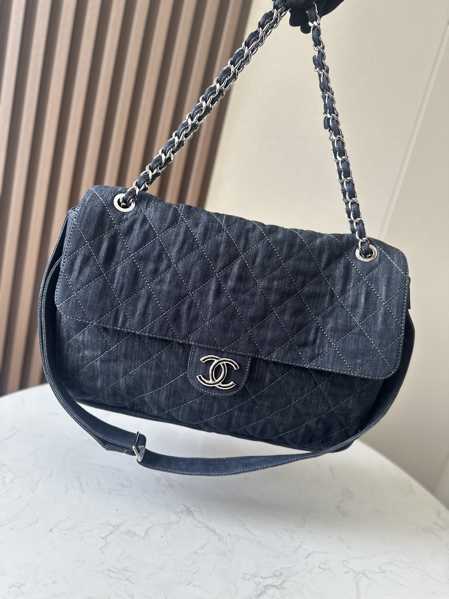 Chanel 大号 酷酷单肩斜挎大机场包男女通用款 度直接拉满 帅气慵懒 男女生都能轻松hold住很难拒绝的美貌 这只太多博主和明星上身啦