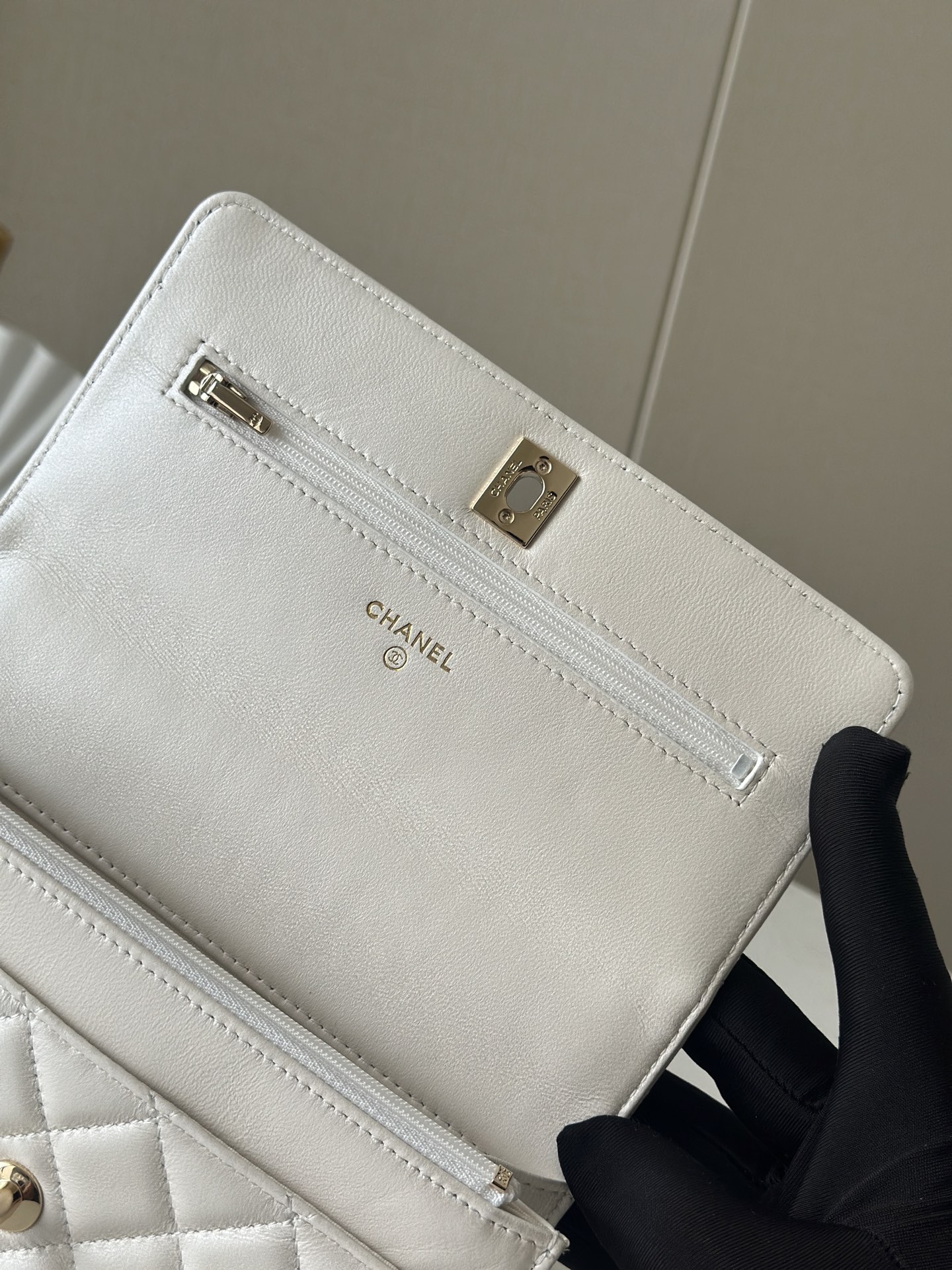 p670。chane12025春夏
chanel 太懂少女心!2025年春夏的轻巧俏
皮又精致，采用珠面小羊皮，搭配经典的菱格纹和金色 clogo。手袋上还有一个粉色心形，搭配金色链条，让人一见倾心，入坑!还可
以侧背或肩背，容量也不错，纸巾都可以放进去，通勤日常都ok
款号：66051 白色
尺寸:19.5*13*3.5
