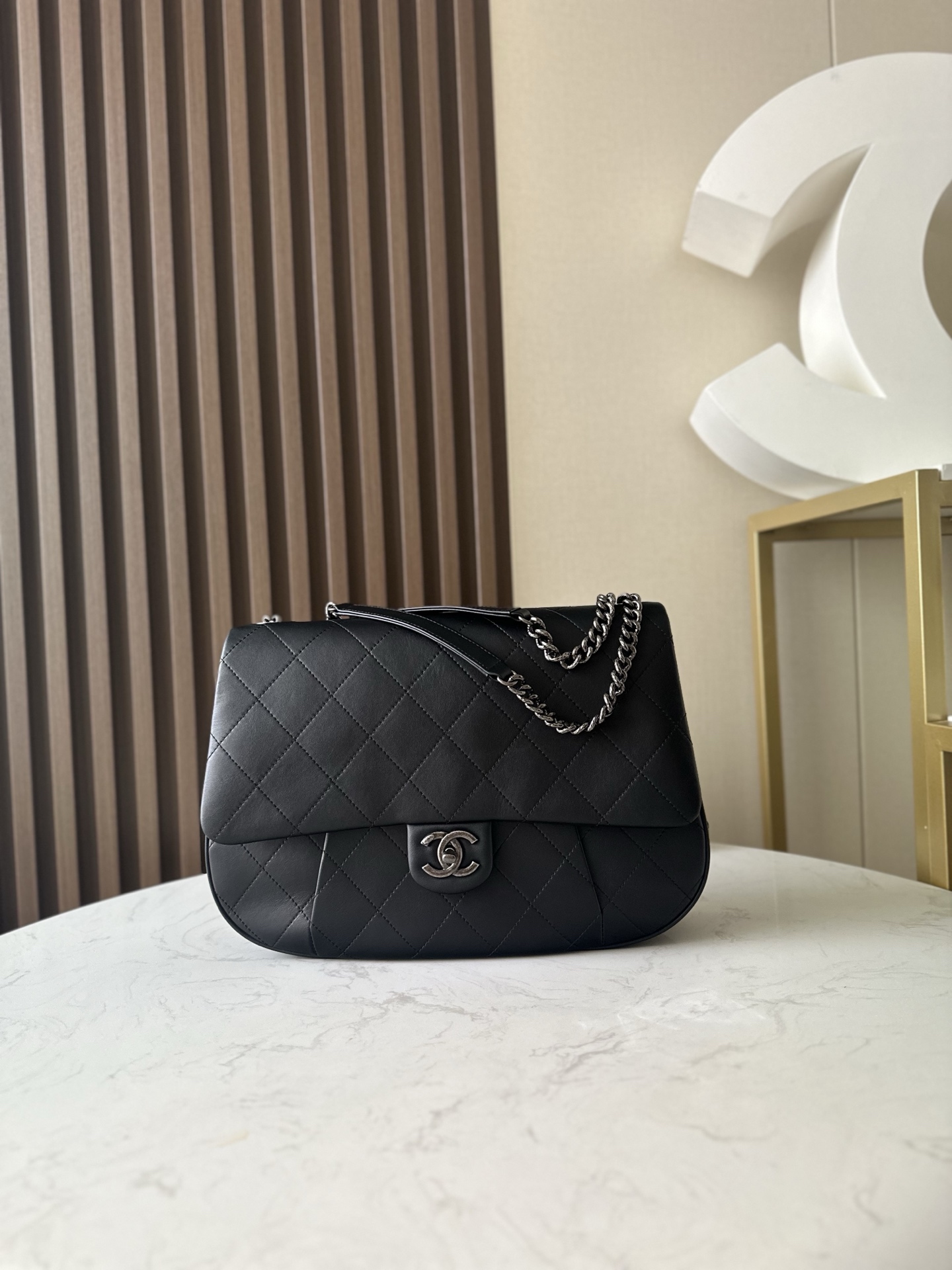 Chanel 小香大包斜跨 链条的装饰让 整个显得别具一格，充满了艺术气息。而口盖的设计则更